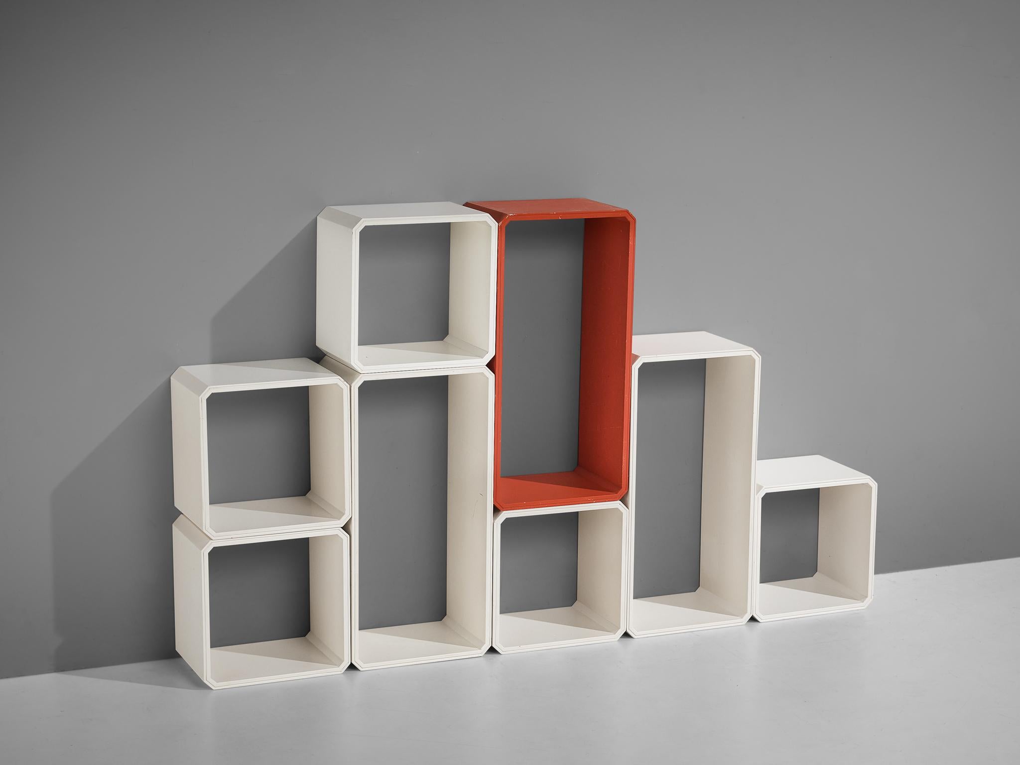 Armoire modulaire italienne en bois laqué blanc et rouge en vente 2