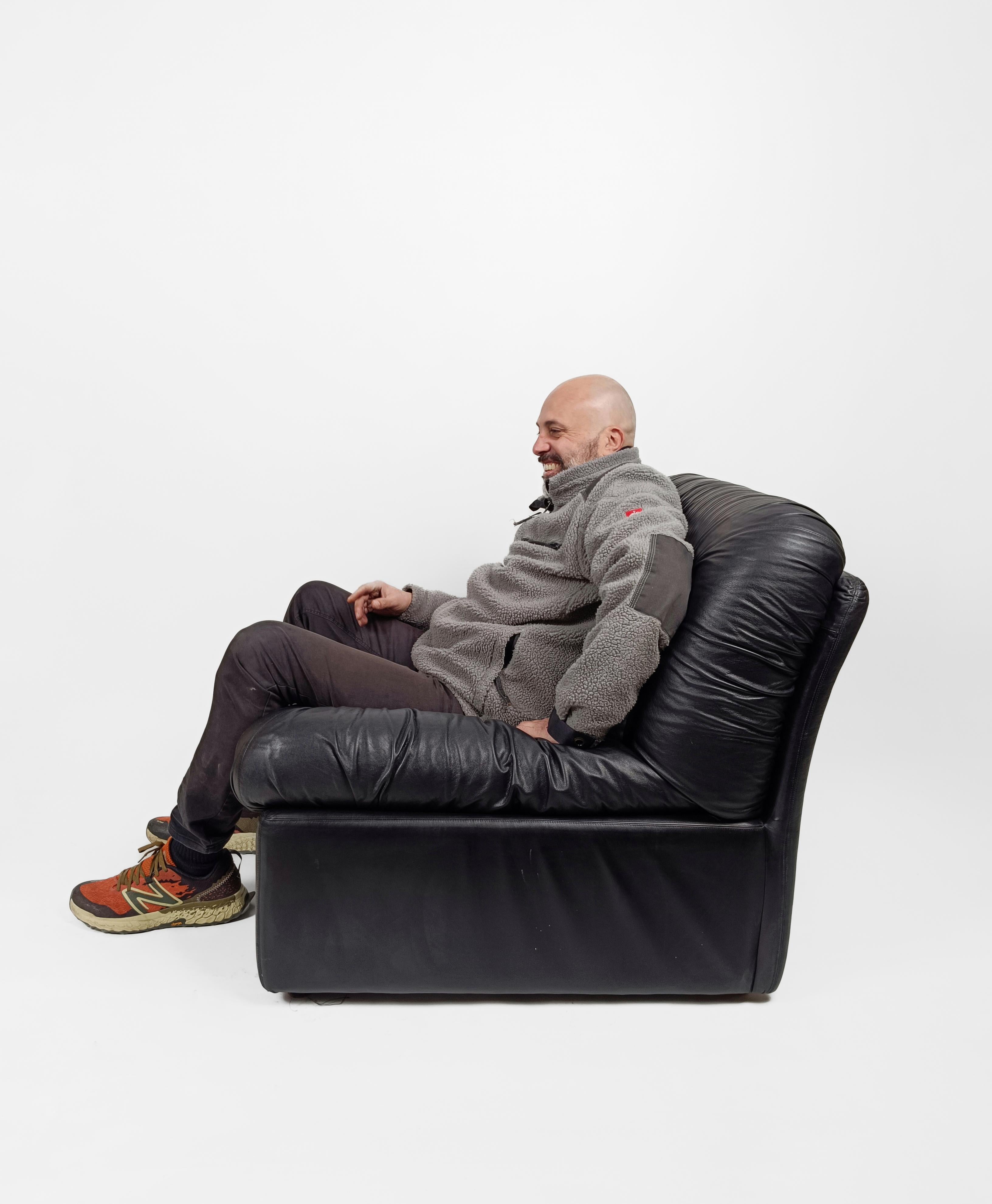 Une chaise Lounge vintage qui peut devenir un élément d'un canapé modulable à l'infini.
Fabriqué en Italie par la société LEV & LEV entre 1960 et 1970, ce fauteuil est le manifeste de cette tendance née dans les années 70, et redevenue cool, des