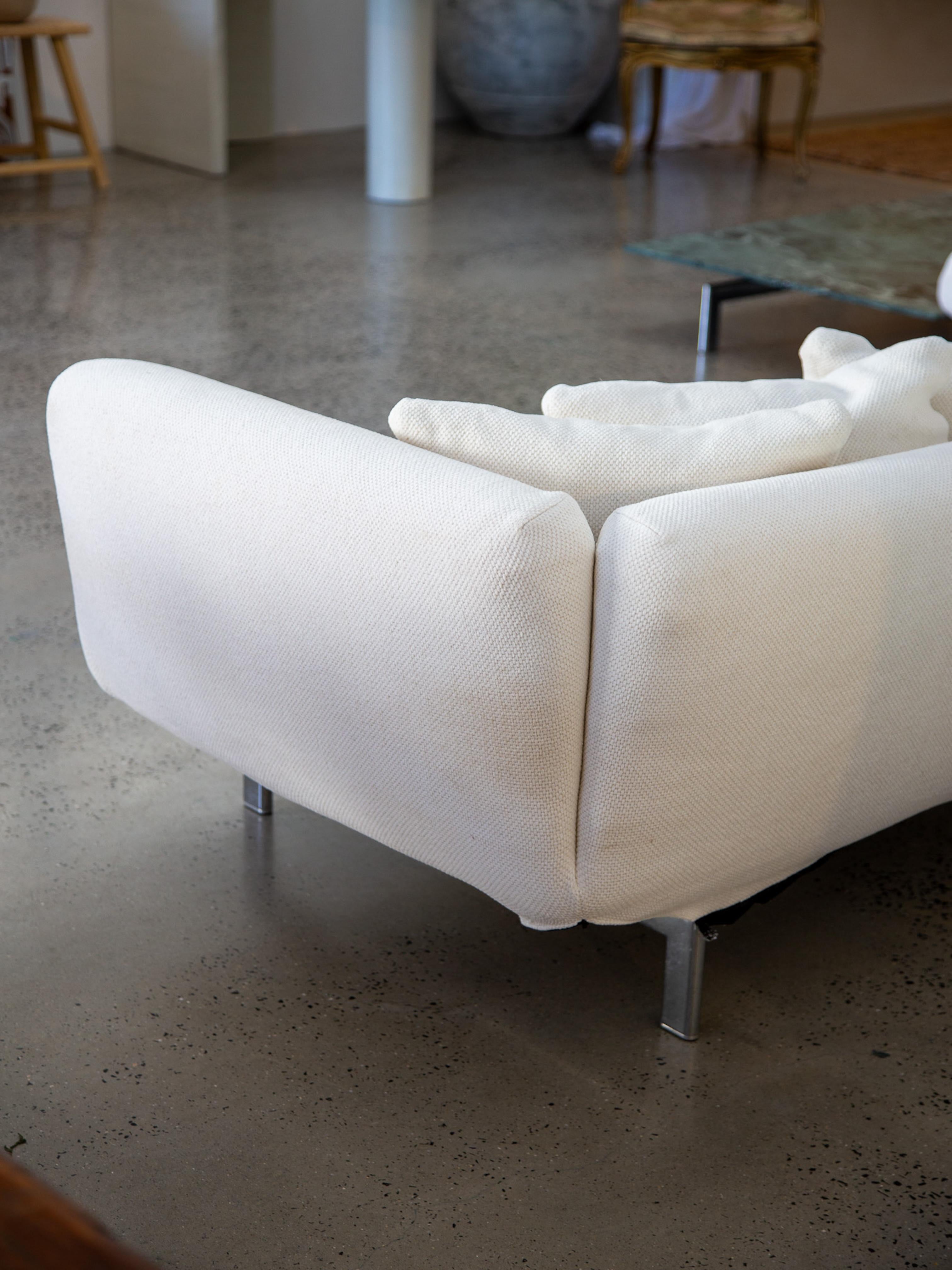 Conçue par Piero Lissoni pour Knoll, cette rare configuration du canapé modulable Avio a été produite dans les années 1980 et reflète l'élégance du modernisme italien. Recouverts d'un doux tissu ivoire, les sièges flottants reposent sur une