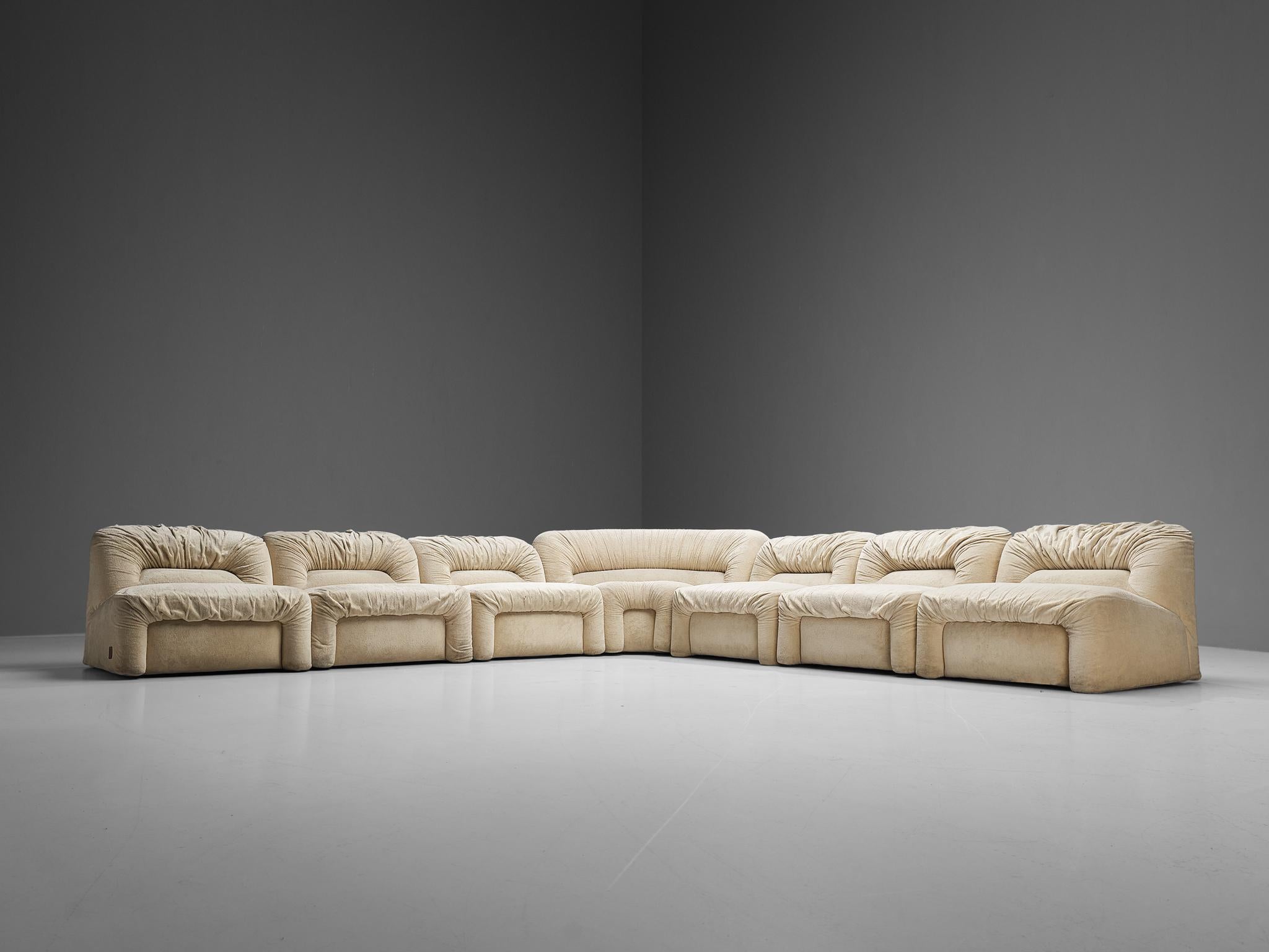 LEV & LEV, modular sofa, fabric, Italy, 1970s.

A splendid sectional sofa in a beige upholstery, made in Italy by manufacturer LEV & LEV in the 1970s. This piece of furniture is designed to provide an ultimate level of comfort due to the thick