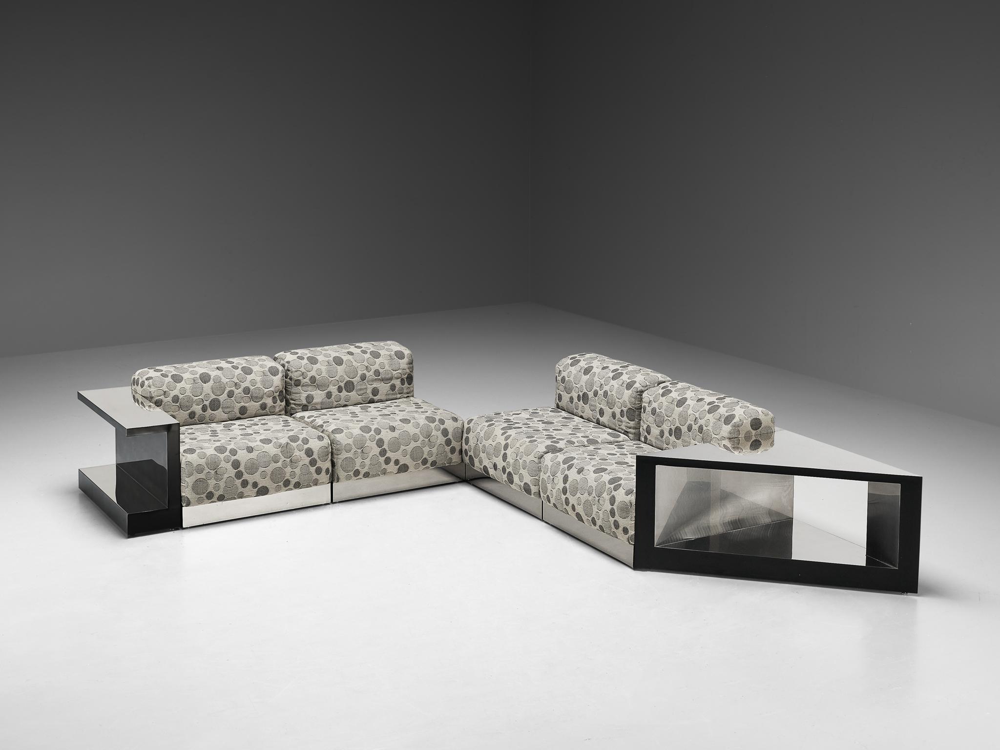 Modulares Sofa, Stoff, Chrom, Metall, Italien, 1970er Jahre

Schönes italienisches Sektionssofa mit exzentrischer Stoffwahl. Dieses atemberaubende Stück ist ein Spiegelbild des Designs der 1970er Jahre. Die Vielfalt der verschiedenen Elemente in