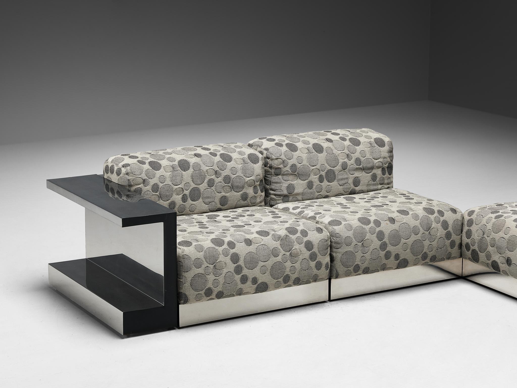 Modulares italienisches Sofa aus Chrom und gepunktetem grauem Stoff  (Metall) im Angebot