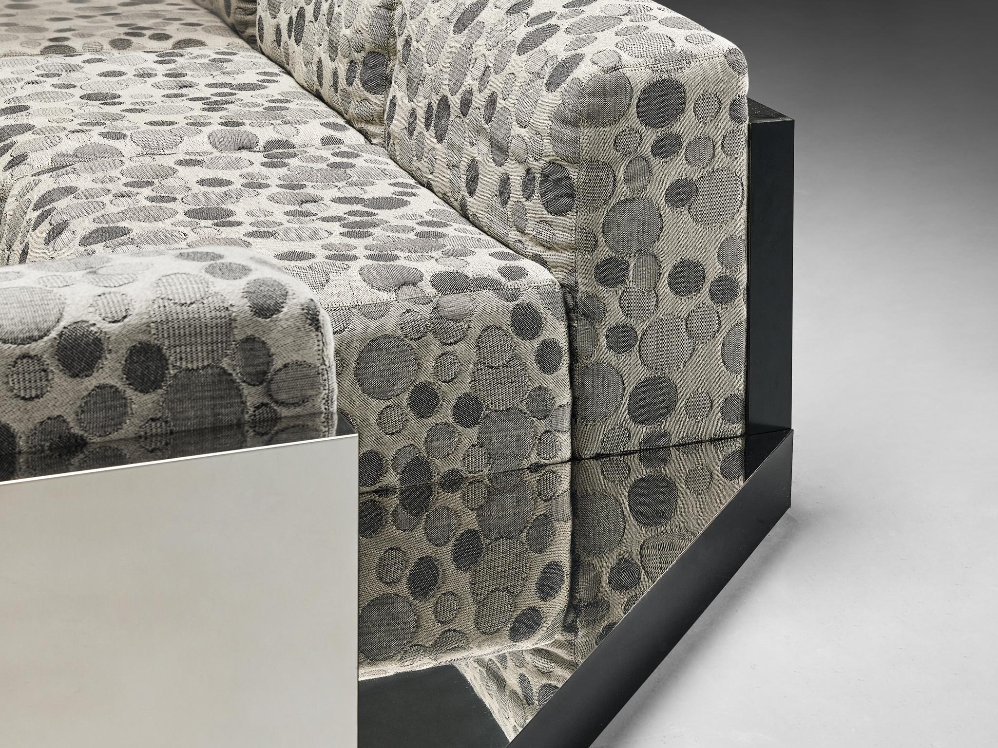 Modulares italienisches Sofa aus Chrom und gepunktetem grauem Stoff  im Angebot 1