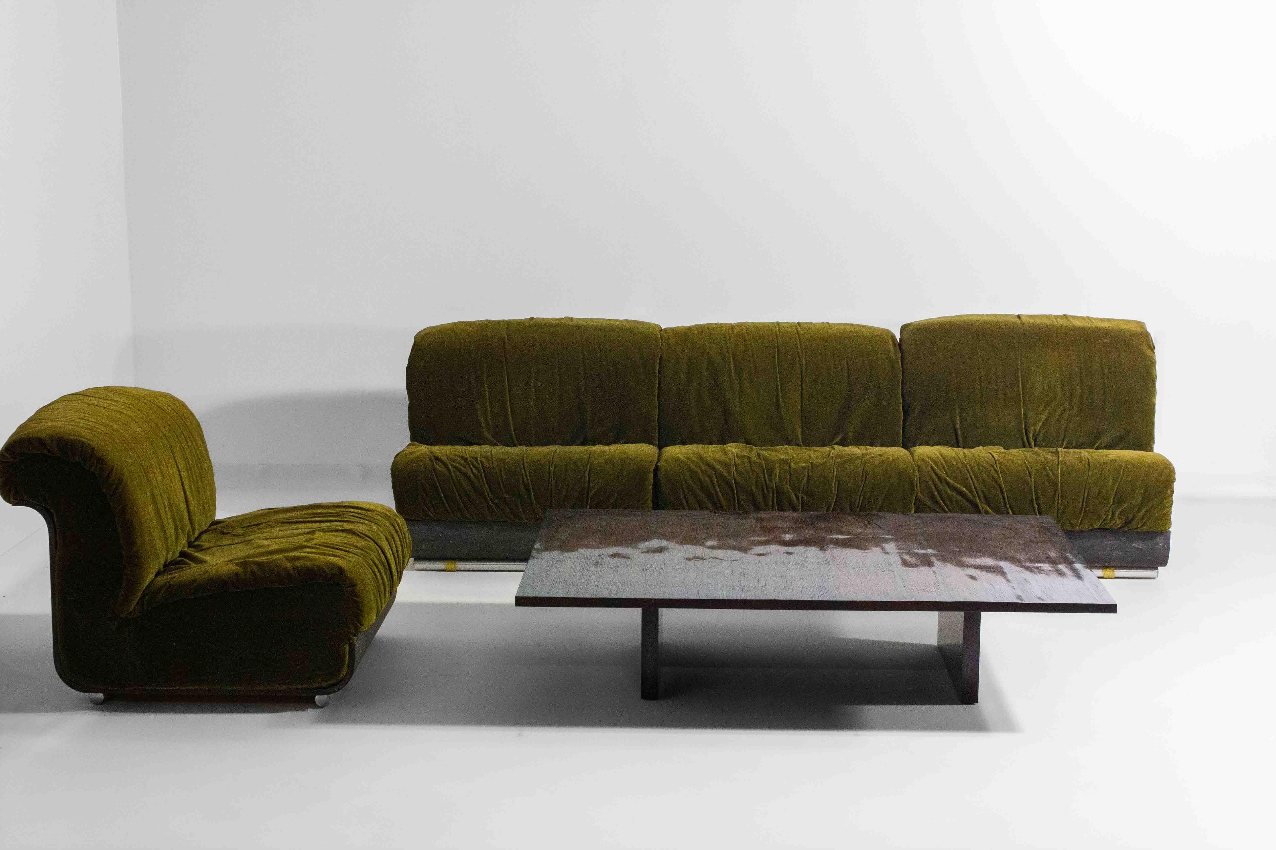 Mid-Century Modern Canapé modulaire italien en velours vert luxuriant avec cadre minimaliste, 1970