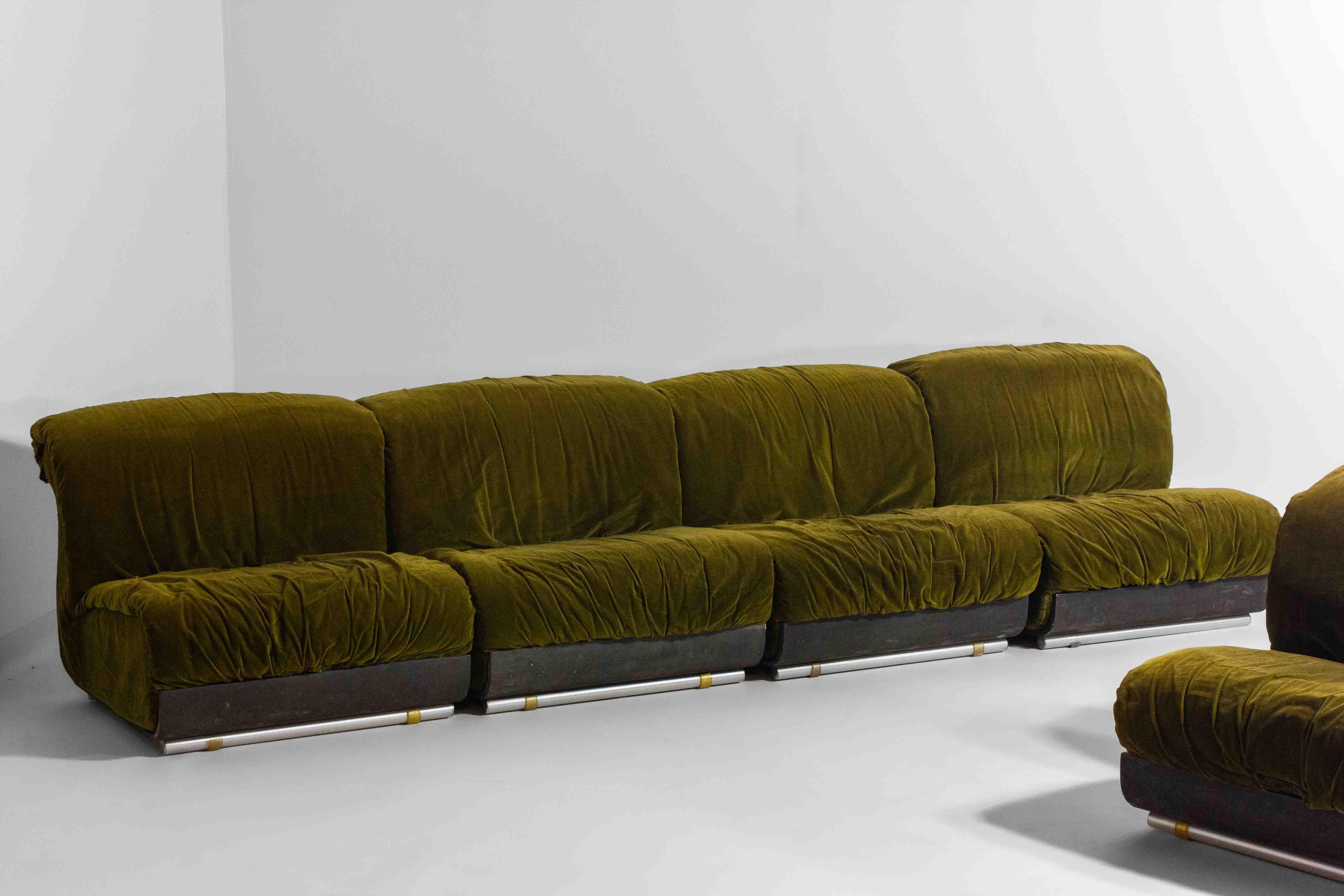 Canapé modulaire italien en velours vert luxuriant avec cadre minimaliste, 1970 Bon état à Antwerpen, VAN
