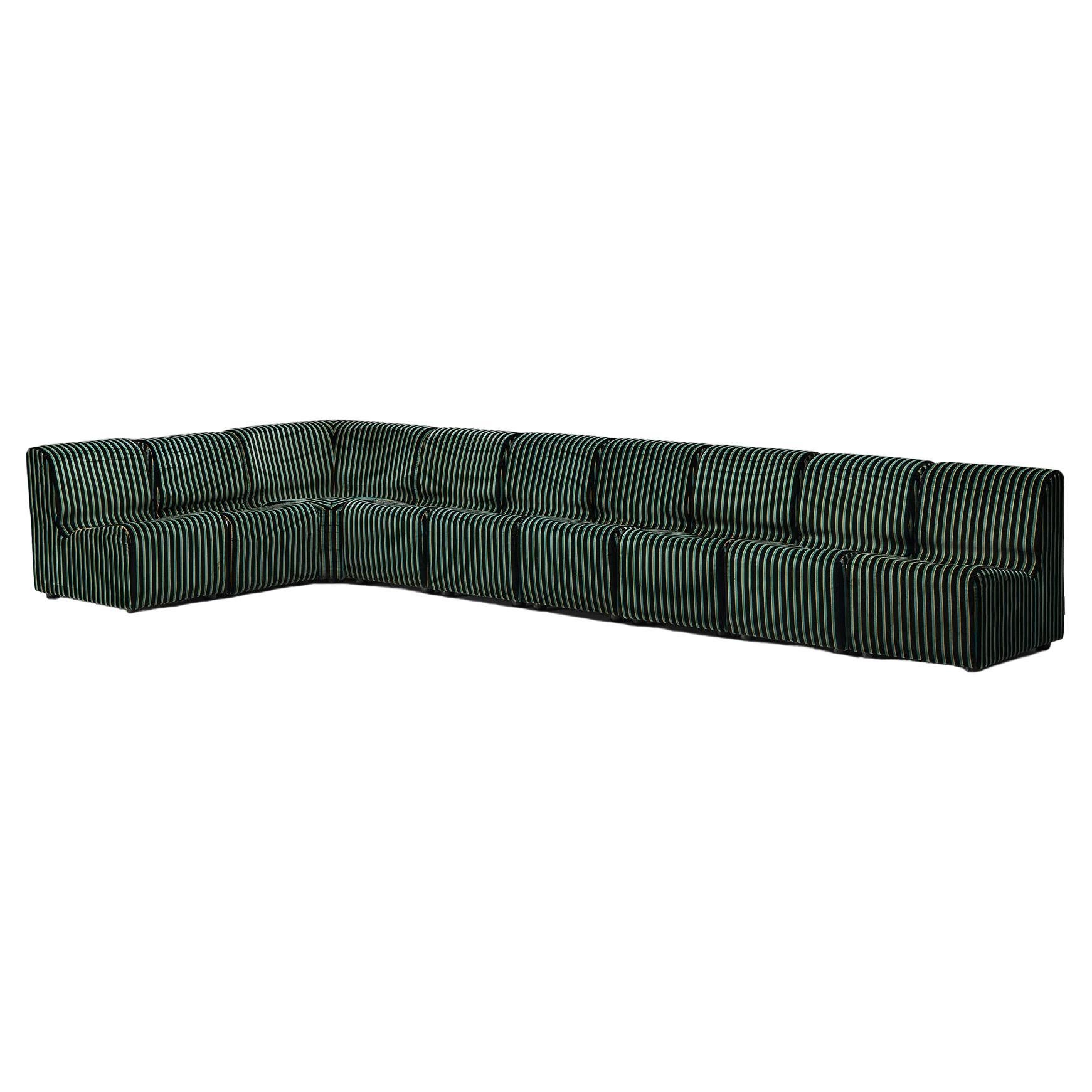 Canapé modulable, tissu, bois, Italie, années 1980.

Ce canapé sectionnel est à couper le souffle grâce à sa grande taille. Avec ses éléments confortables, ce canapé convient parfaitement à un espace lounge. Le design de ce canapé modulable descend