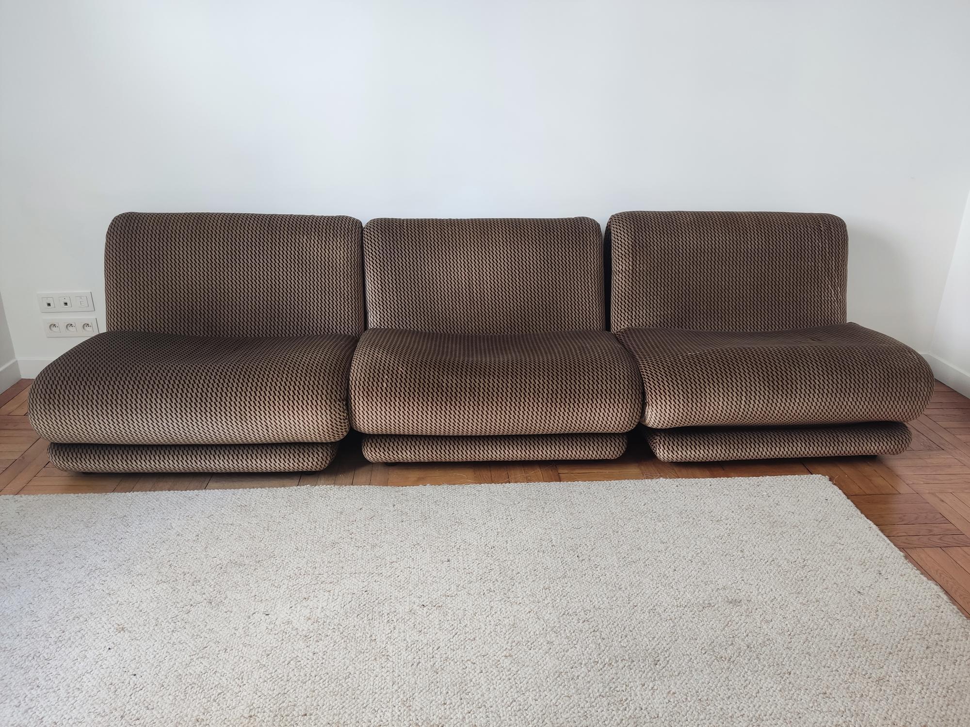 3 modular of Italian Salotti edition armchairs from the 1970s. A play of curves with a bohemian spirit for this original pair. The fabric is original, in very good condition. the original foams give a soft seat. 