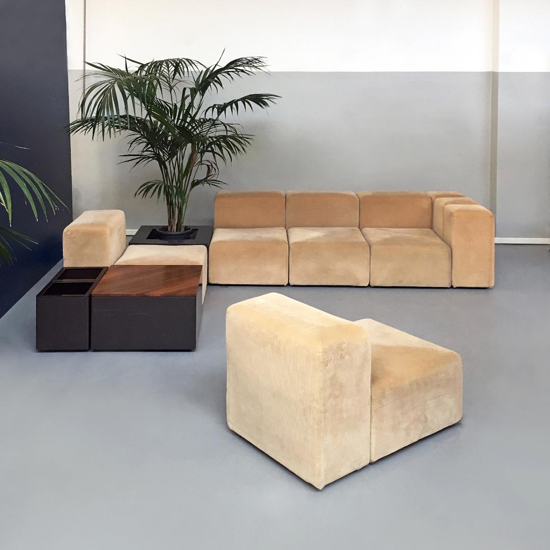 Italian Mid-Century Modern beige modular sofa Sistema 61 by Giancarlo Piretti for Anonima Castelli, 1970s
Four seats with backrest upholstered in beige corduroy, two flowerpots or containers and a third table element with wooden top to complete the