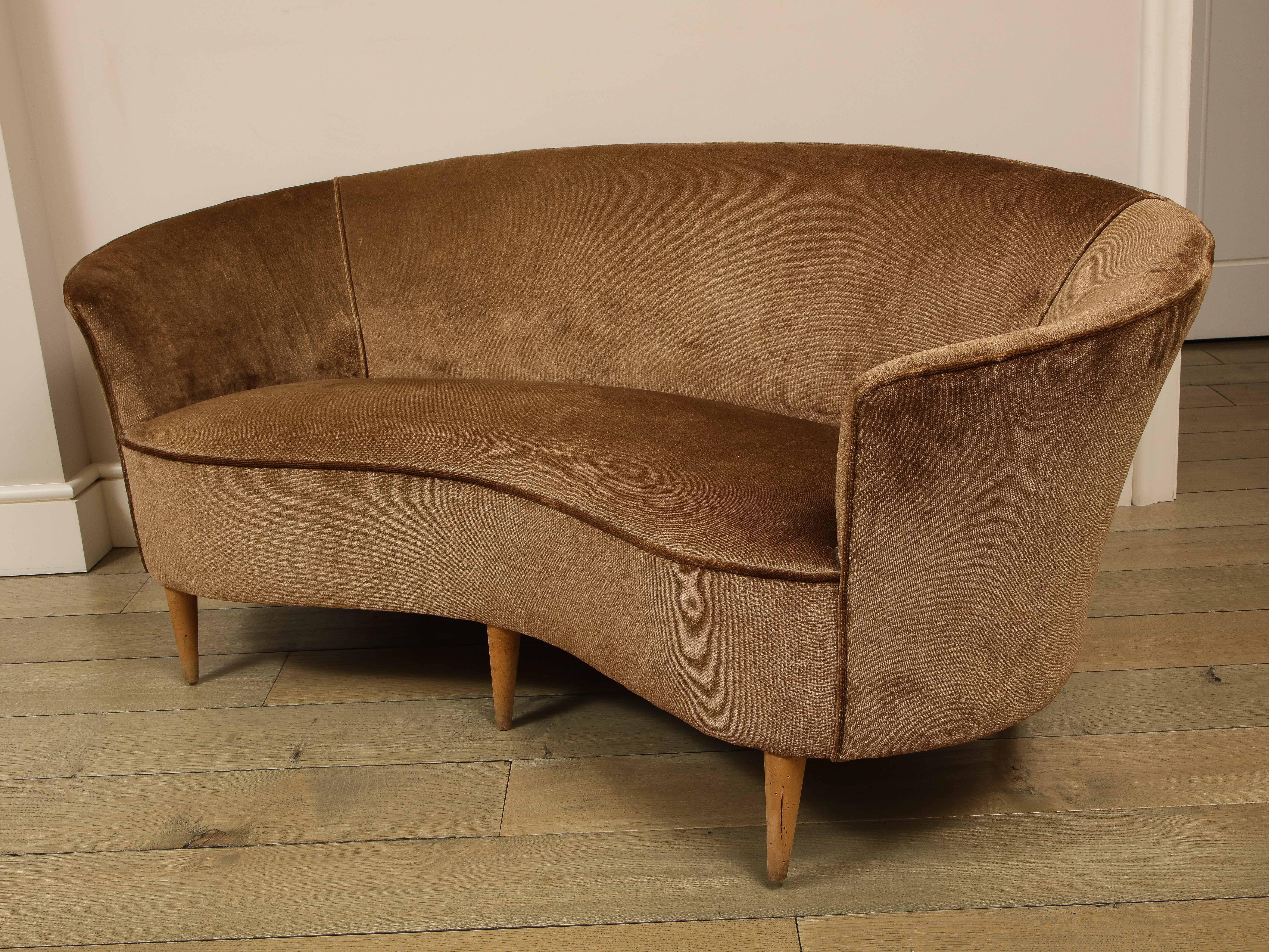 Italienisches Mohair-Sofa, Brown, 1950er Jahre im Zustand „Gut“ im Angebot in New York, NY