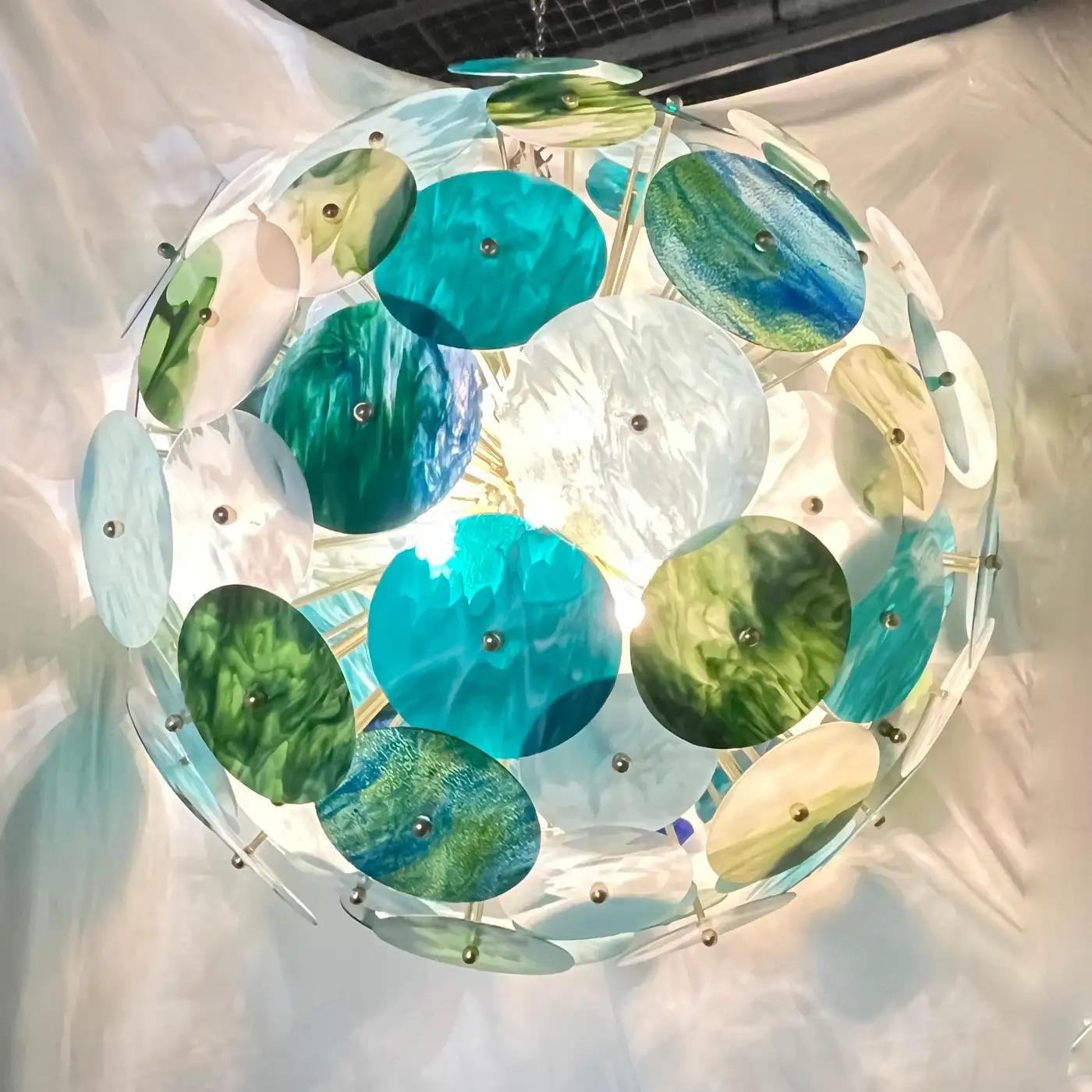 Lustre Sputnik contemporain, monumental et exclusif à l'Italie, de grande taille, entièrement fabriqué à la main, un séduisant design décoratif moderne et rond de Cosulich Interiors & Antiques, avec une structure en laiton composée d'un noyau