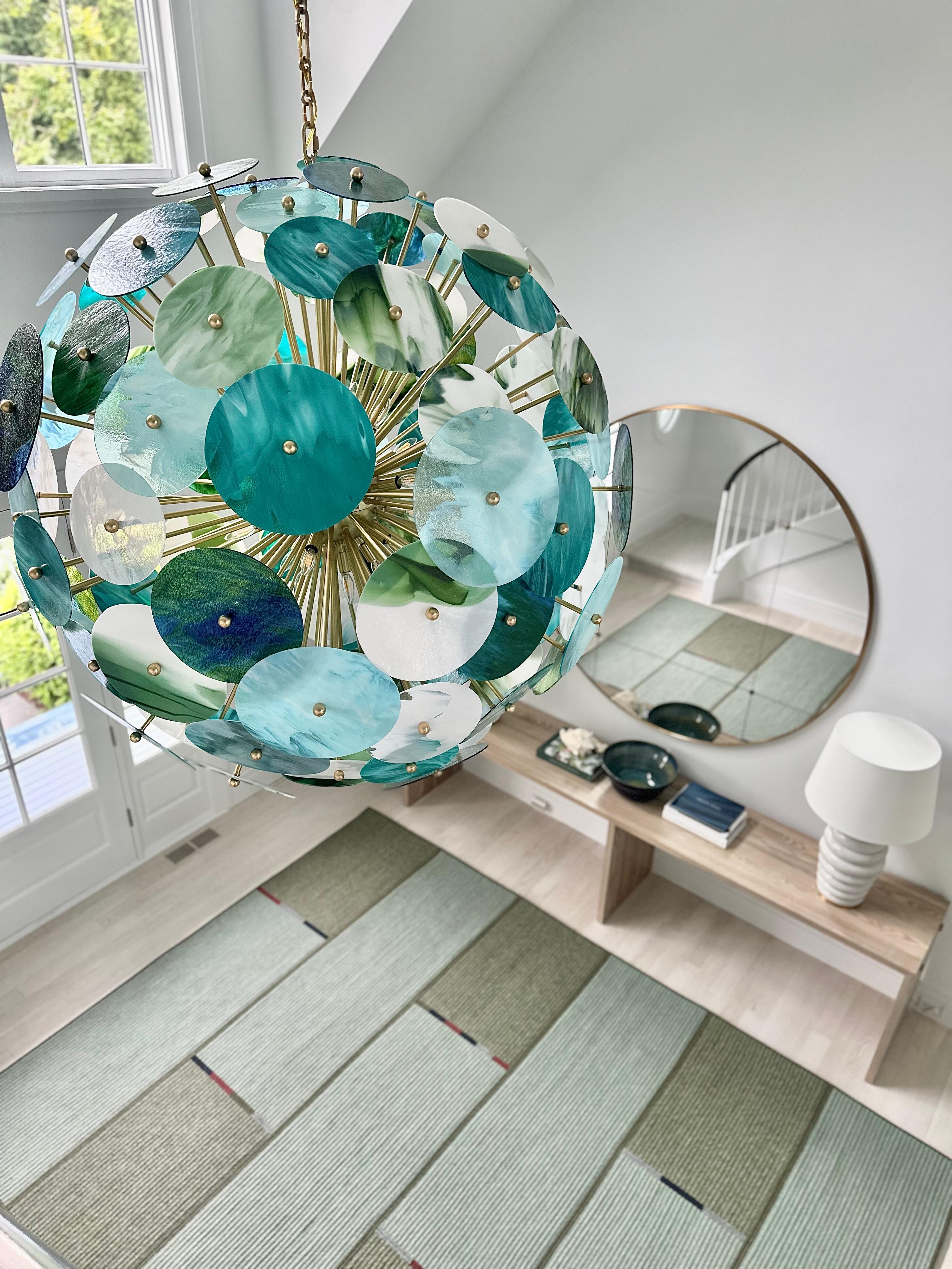Araña Sputnik Italiana Monumental de Latón Redonda de Cristal de Murano Azul Verde Blanco Moderno orgánico en venta