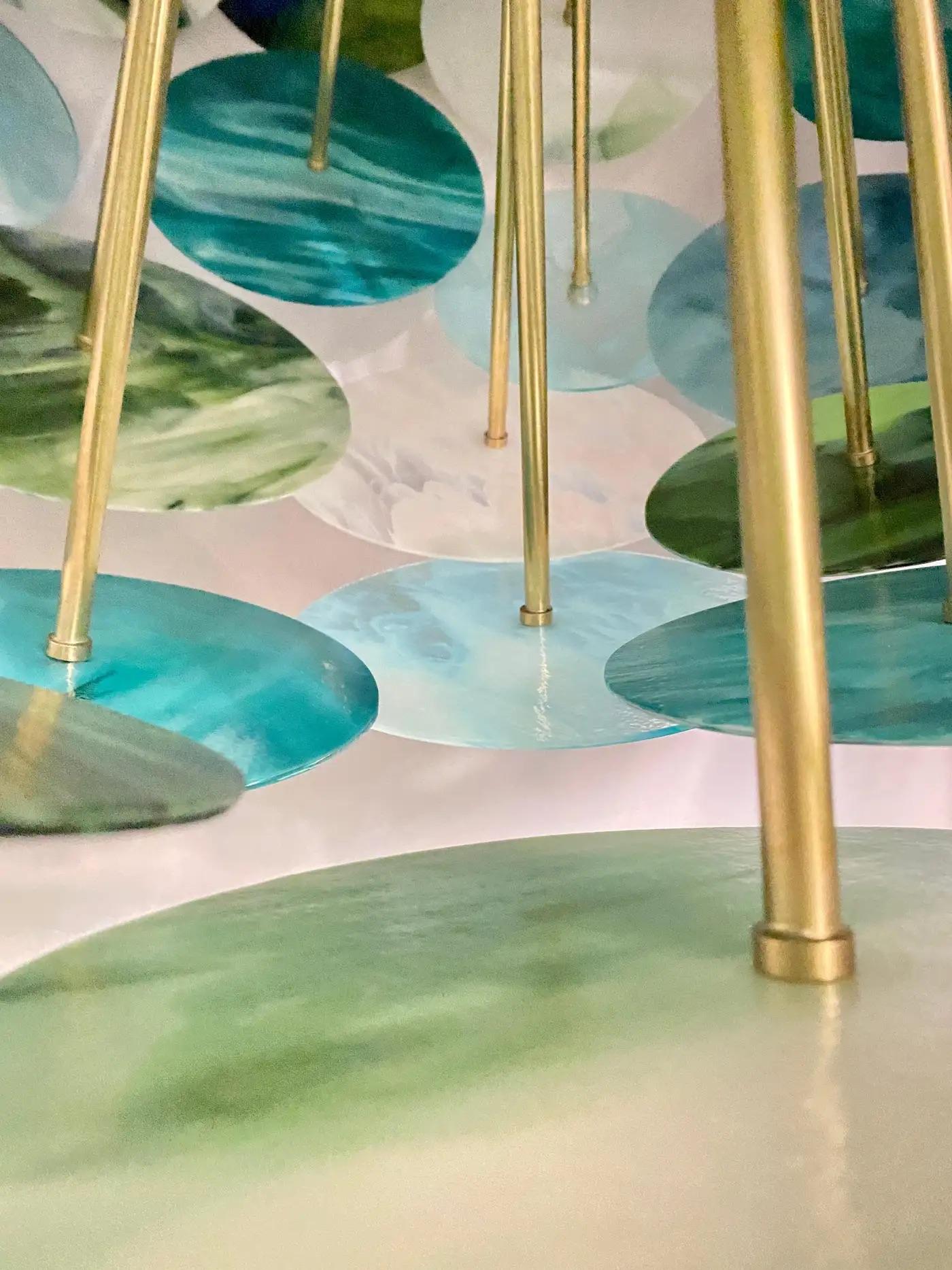 Lustre Sputnik italien monumental en verre de Murano rond en laiton bleu vert blanc en vente 1