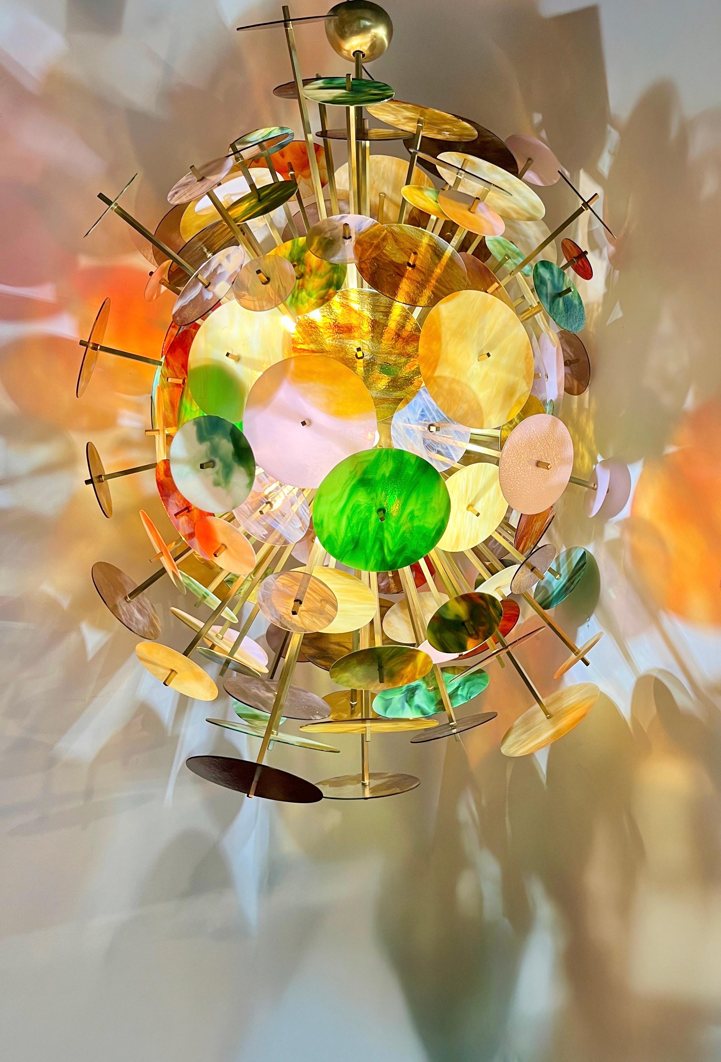 Zeitgenössischer, personalisierbarer, monumentaler, exklusiver, italienischer Sputnik-Kronleuchter von enormer Größe, vollständig handgefertigt, ein verlockendes, modernes, vertikales, ovales Eier-Design, mit einer Struktur in Bronze-Finish,