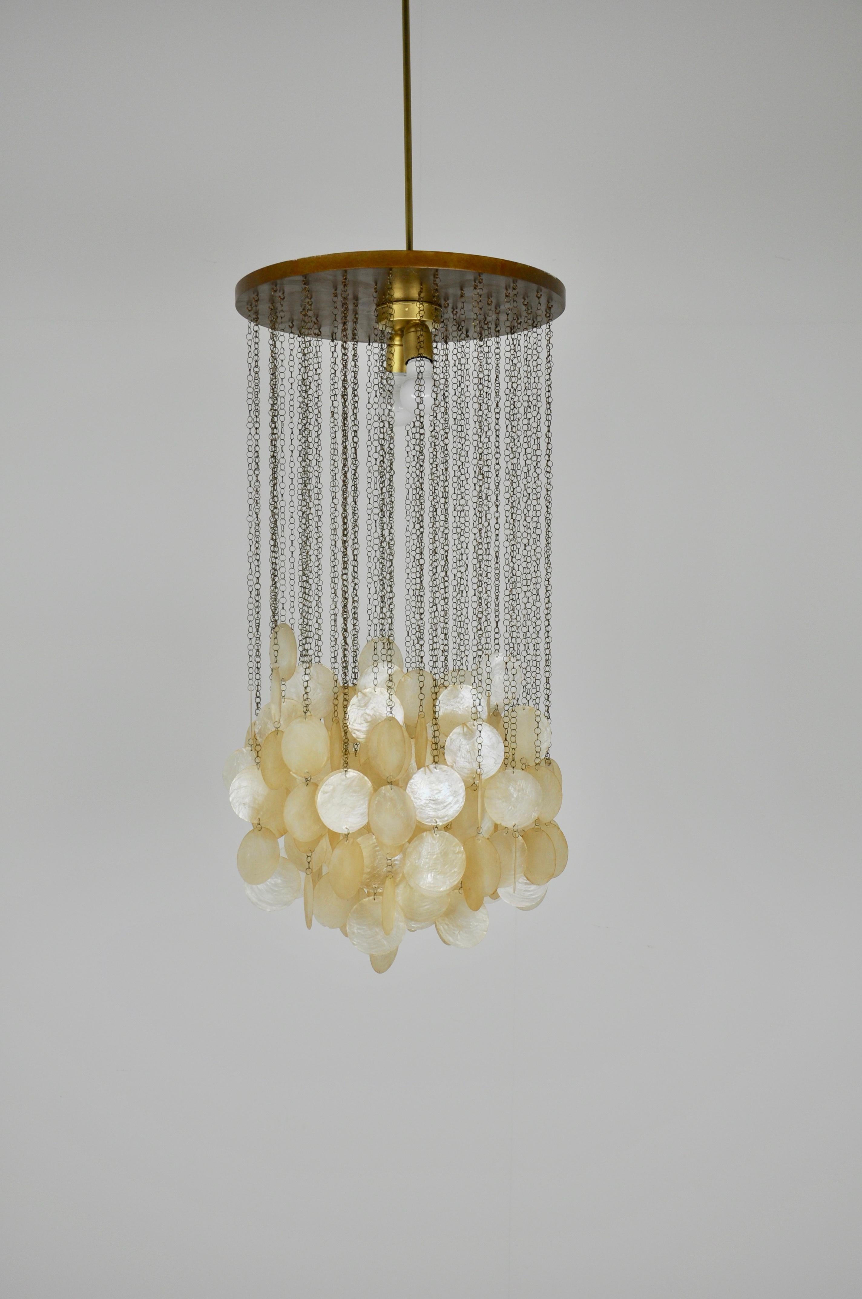 Mother of pearl and brass chandelier. Gold colored ceiling light.
Wear and tear due to time and age of the chandelier.