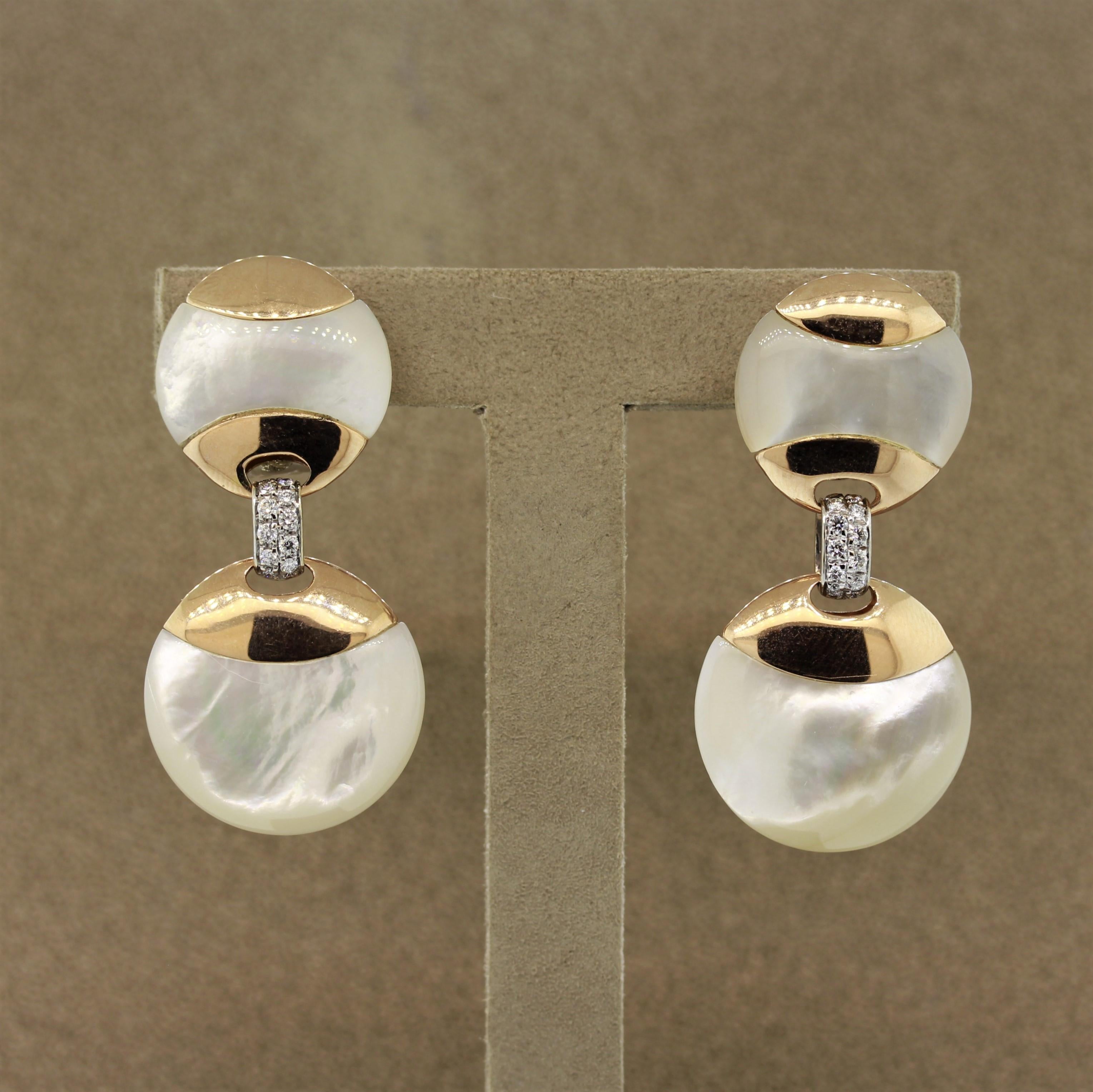 Ein einzigartiges Paar Ohrringe mit natürlichem Perlmutt und Diamanten. Das Perlmutt wurde von Hand geschnitzt, um zusammen mit dem 18-karätigen Roségold einen perfekten Kreis zu bilden. Sie haben einen schönen schillernden Glanz aus Spektralfarben