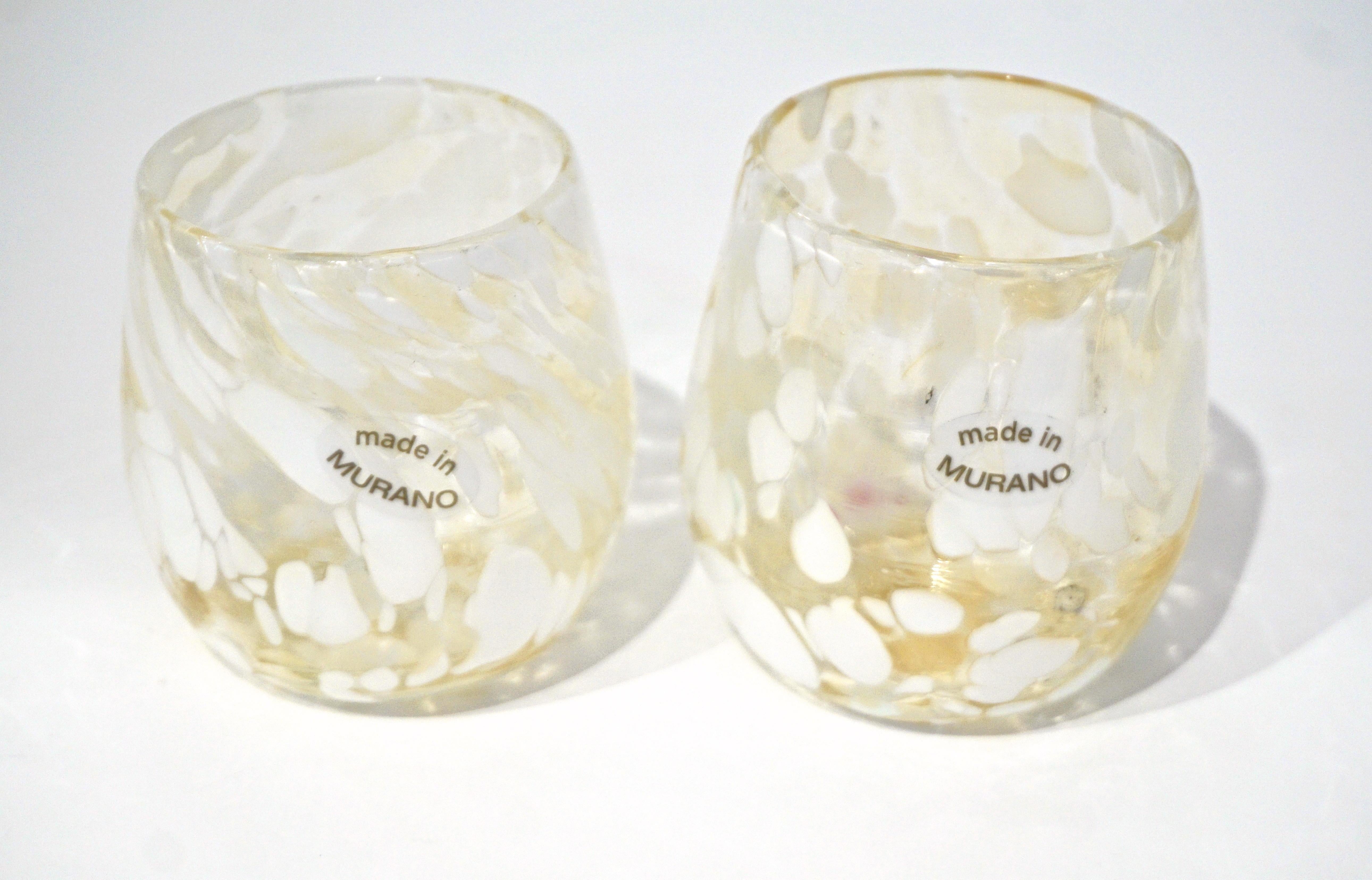 Italienisches gesprenkeltes Murano-Glas Modernes Paar Trinkgläser mit weißer Murrine (Organische Moderne) im Angebot
