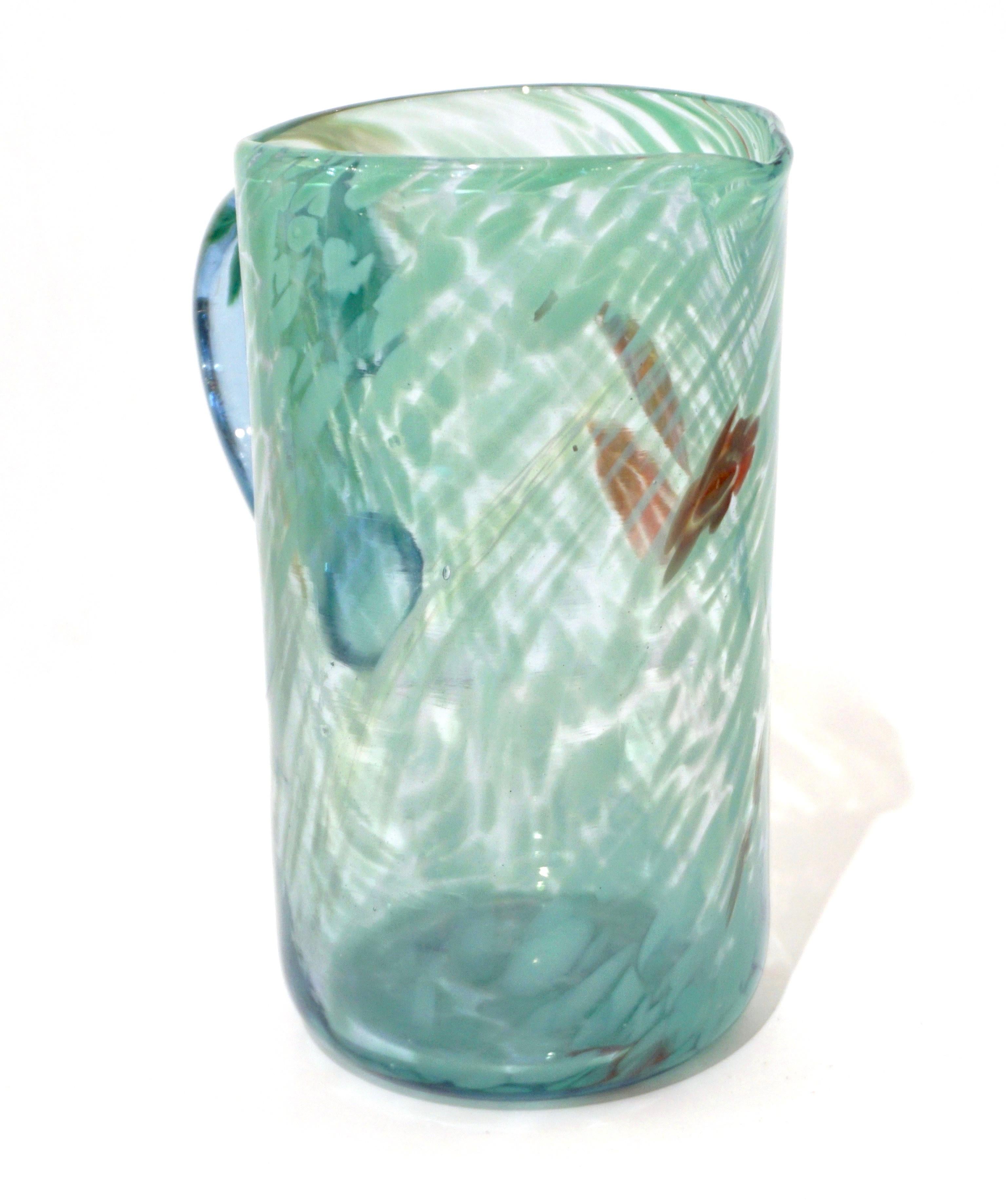 Jarrón veneciano soplado a mano en cristal de Murano soplado transparente, inusual por el asa en un color diferente, azul aguamarina transparente, por el cuerpo interesantemente decorado como una pintura moderna que recuerda a un cuadro de Lirios de