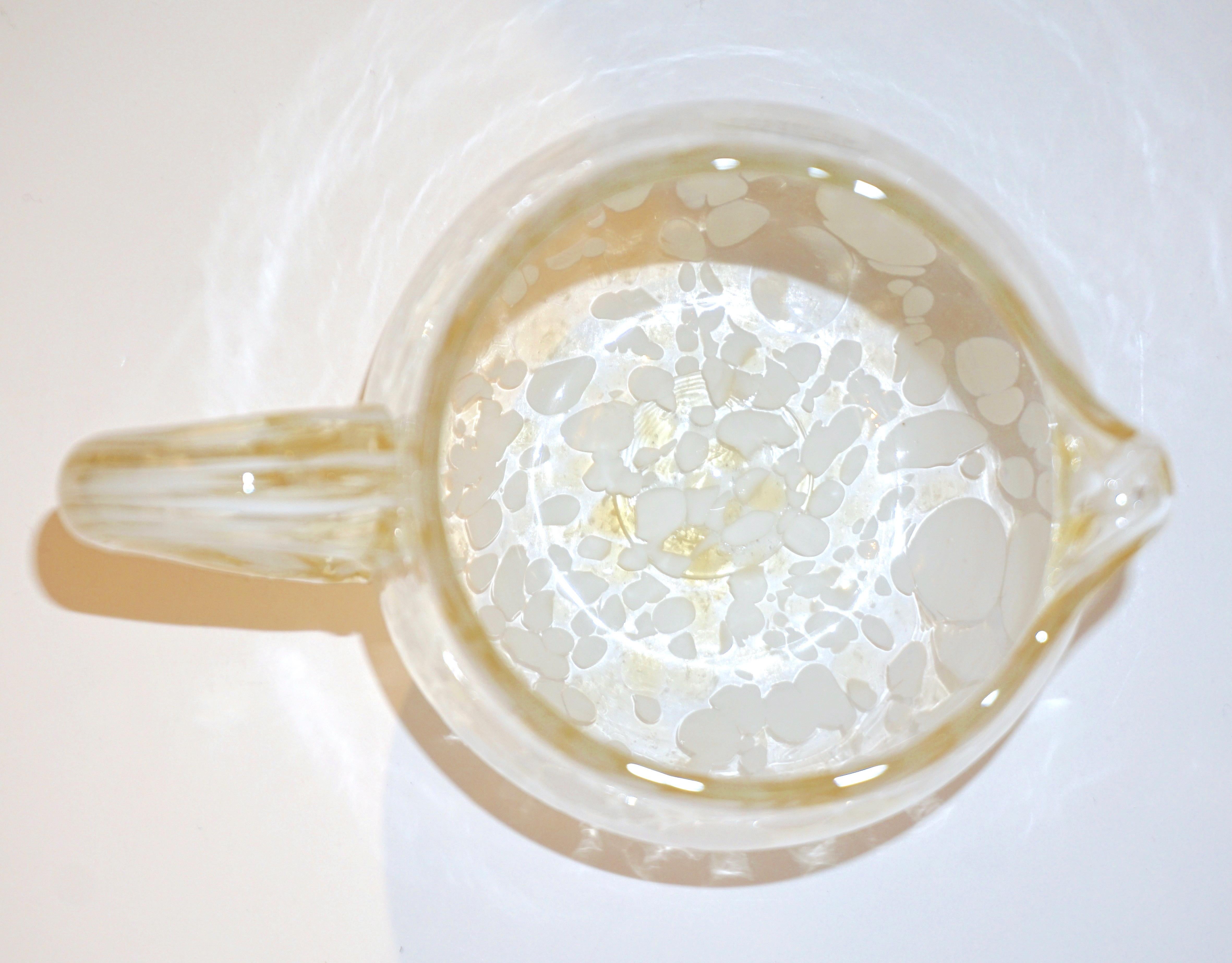 Pichet moderne italien en verre de Murano moucheté avec murrine blanche en vente 4