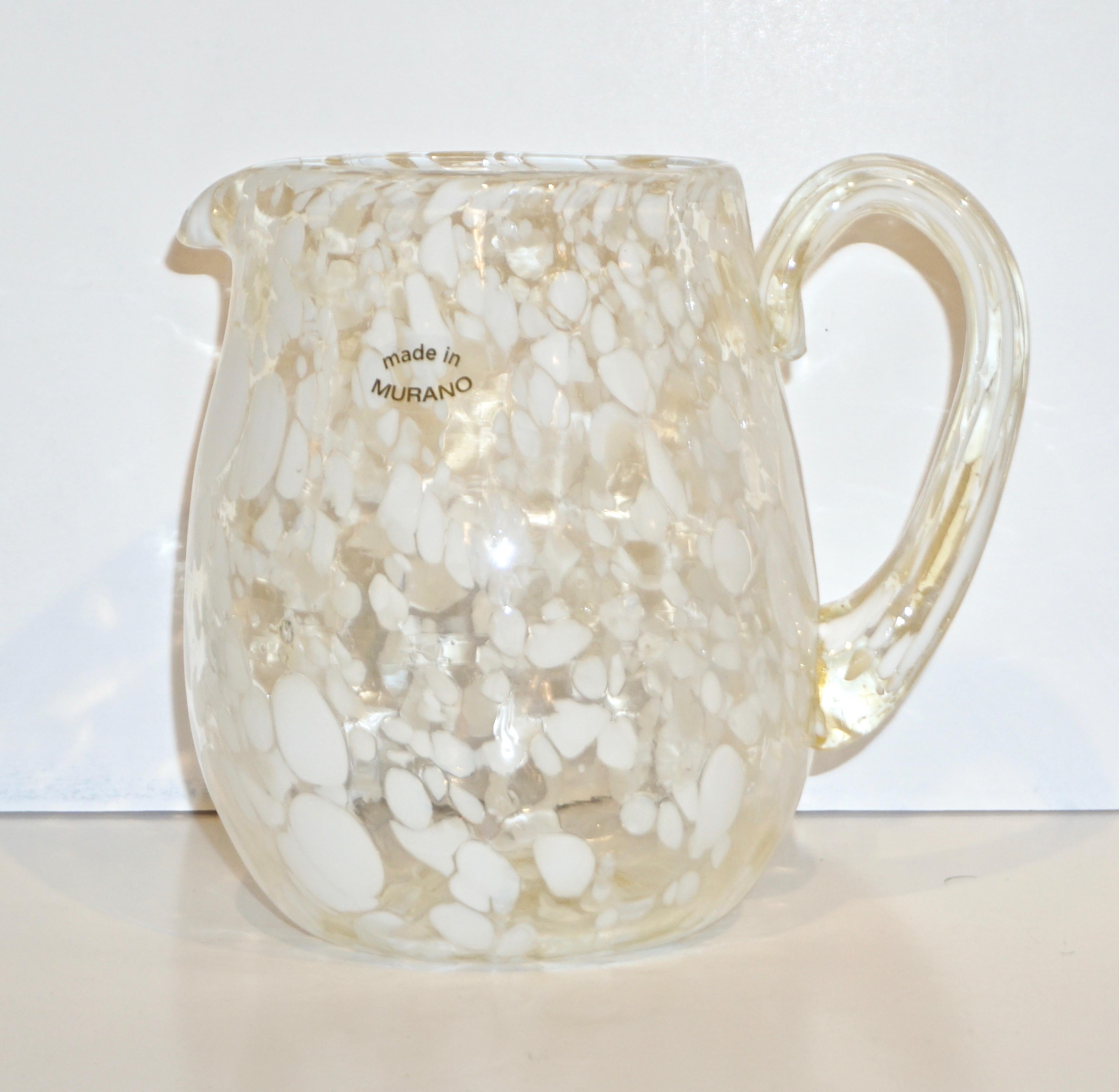 Organique Pichet moderne italien en verre de Murano moucheté avec murrine blanche en vente