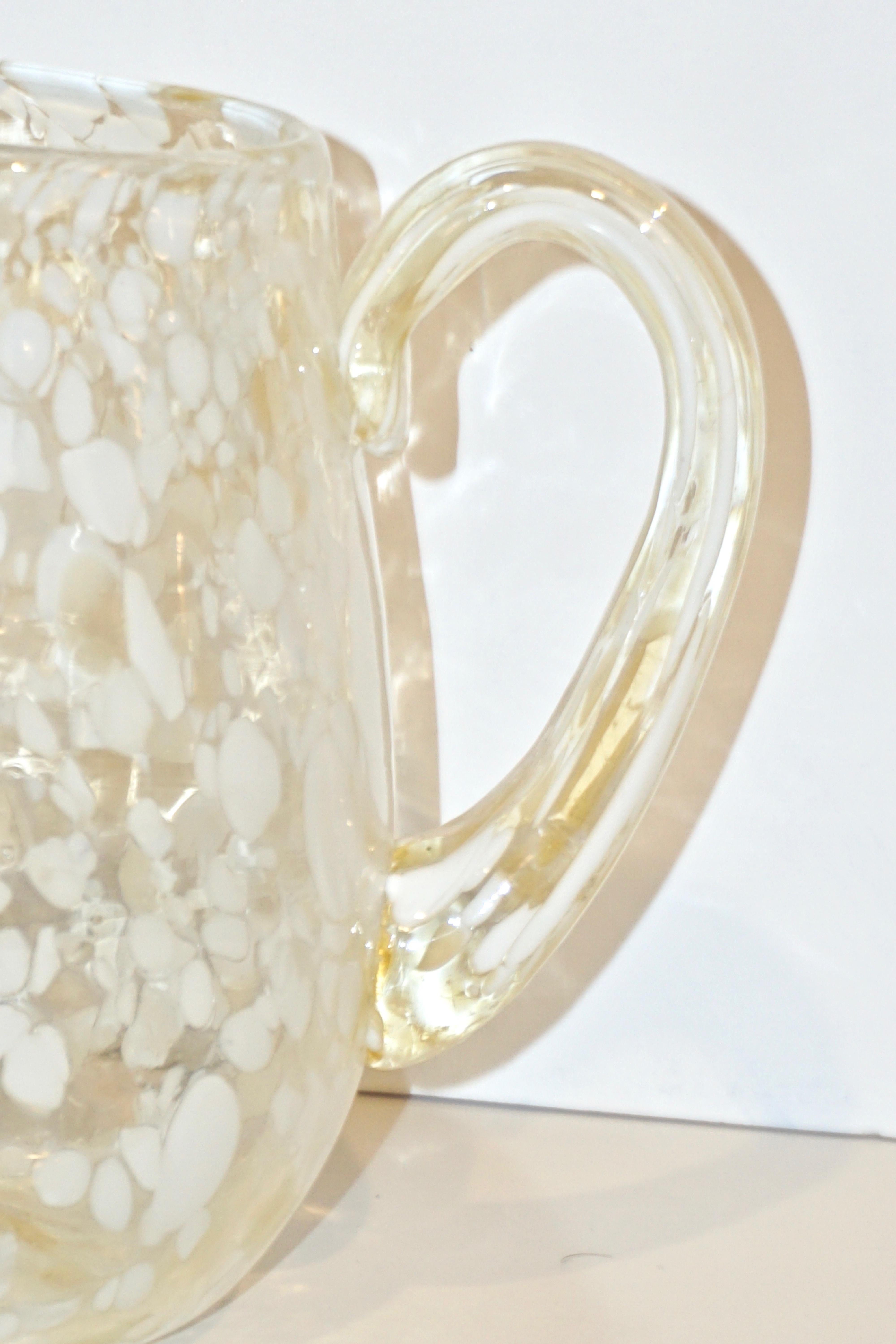 Fait main Pichet moderne italien en verre de Murano moucheté avec murrine blanche en vente