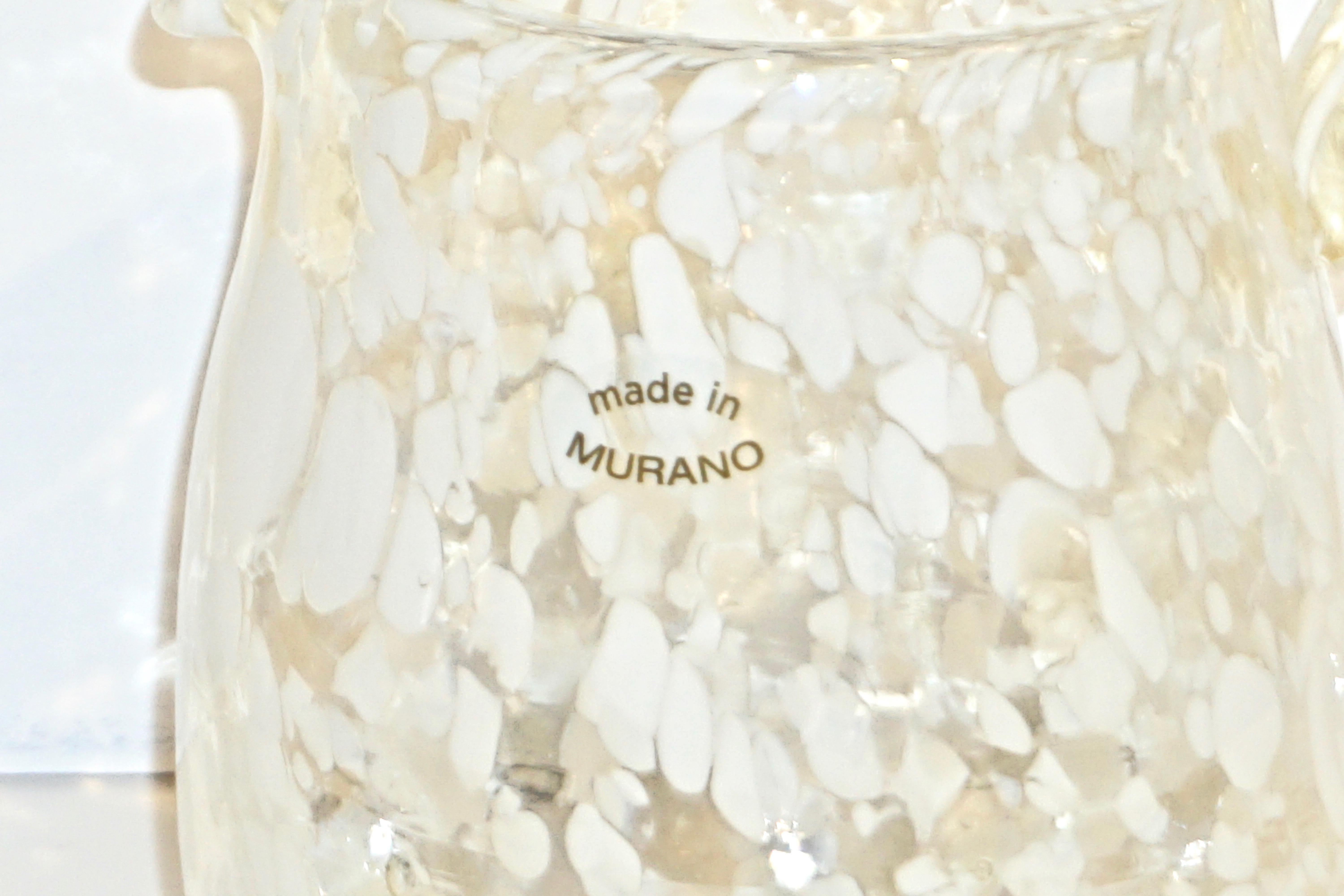 Fin du 20e siècle Pichet moderne italien en verre de Murano moucheté avec murrine blanche en vente