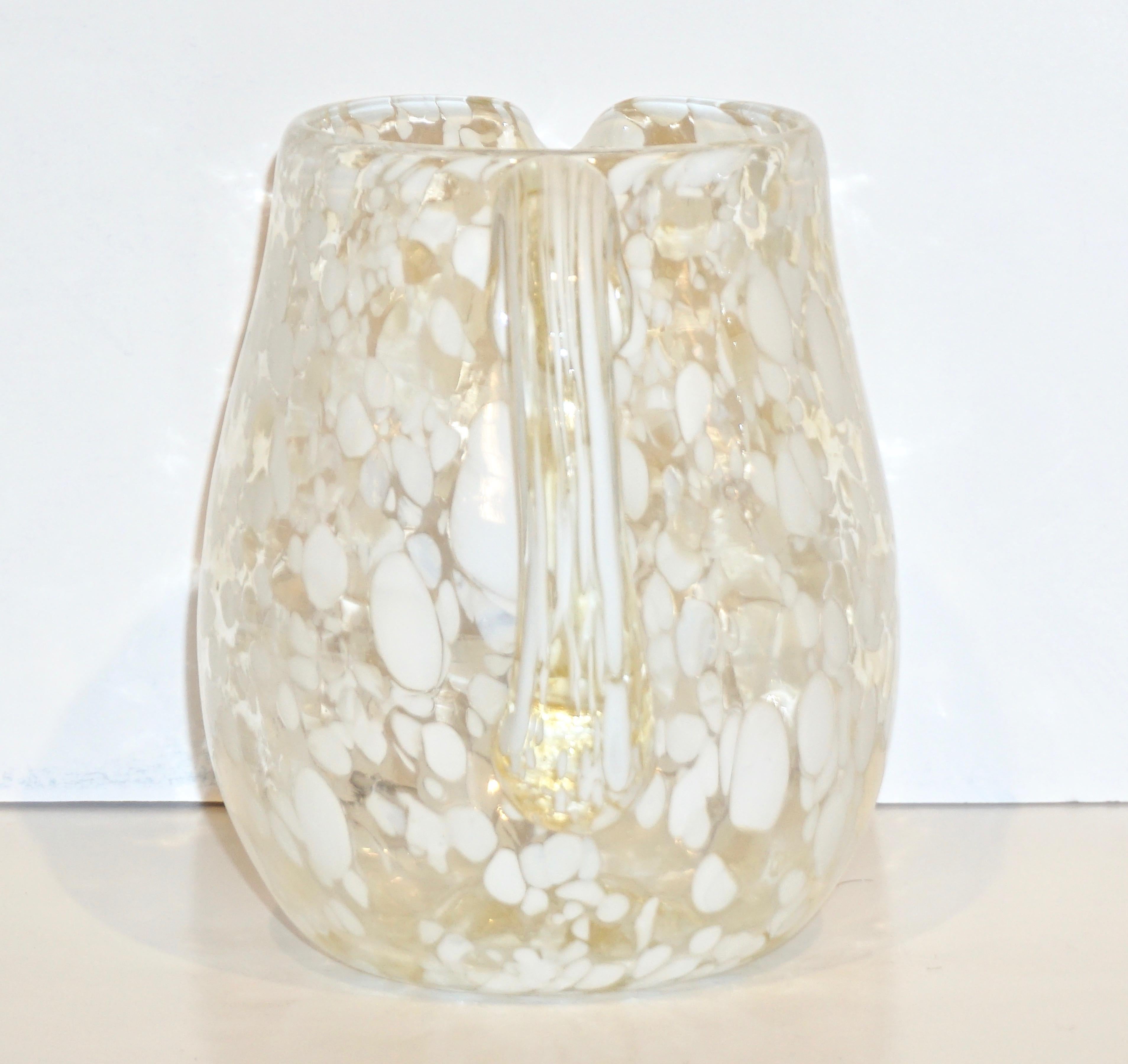 Verre d'art Pichet moderne italien en verre de Murano moucheté avec murrine blanche en vente