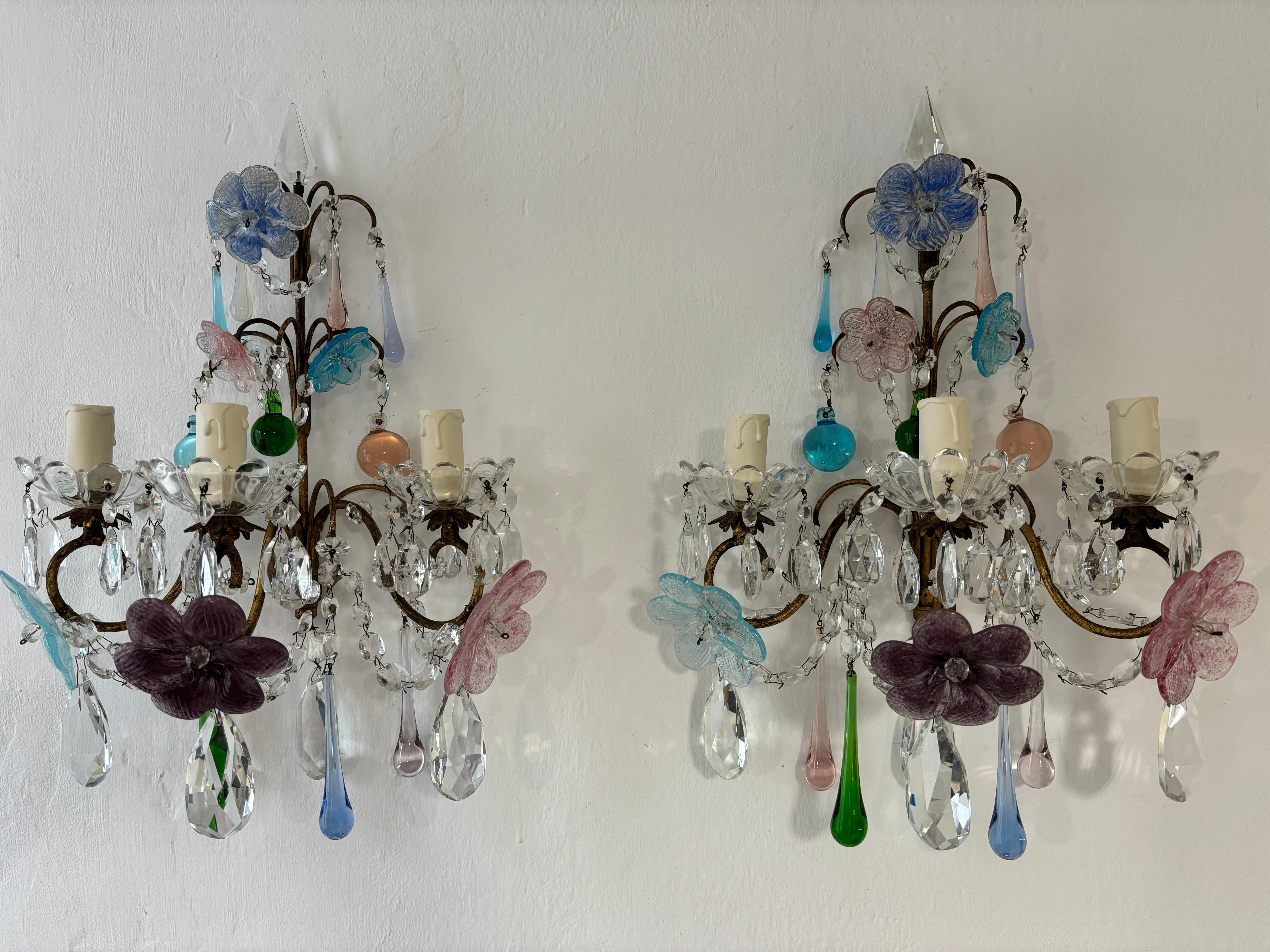 Ils seront recâblés avec des prises certifiées UL US pour les États-Unis et des prises appropriées pour tous les autres pays, et prêts à être accrochés. Il abrite 3 lampes, chacune reposant sur une barbichette de cristal, et des prismes de cristal. 