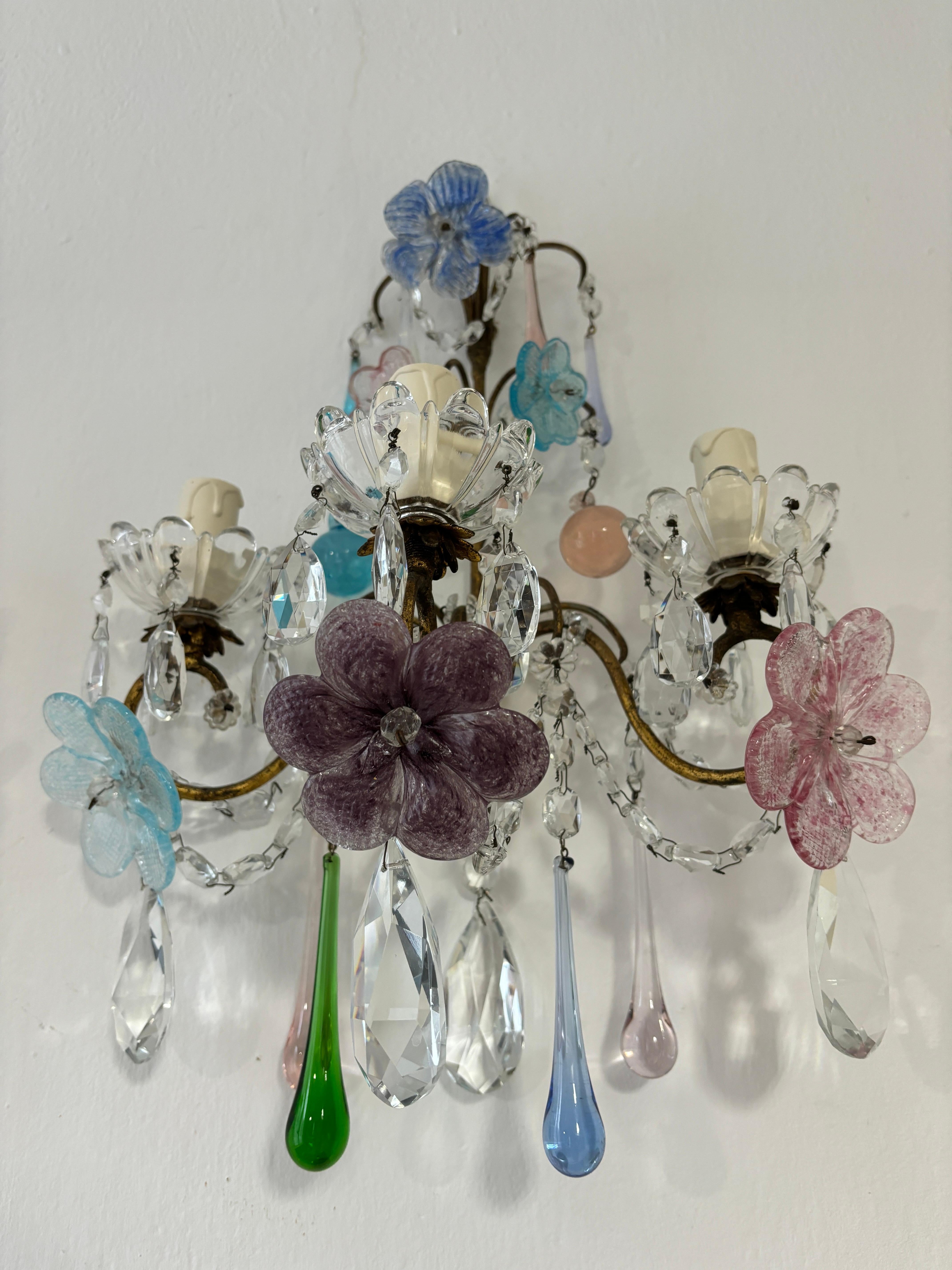 Métal Fleurs italiennes en verre de Murano multicolore à 3 niveaux avec appliques en forme de lances en cristal 1930 en vente