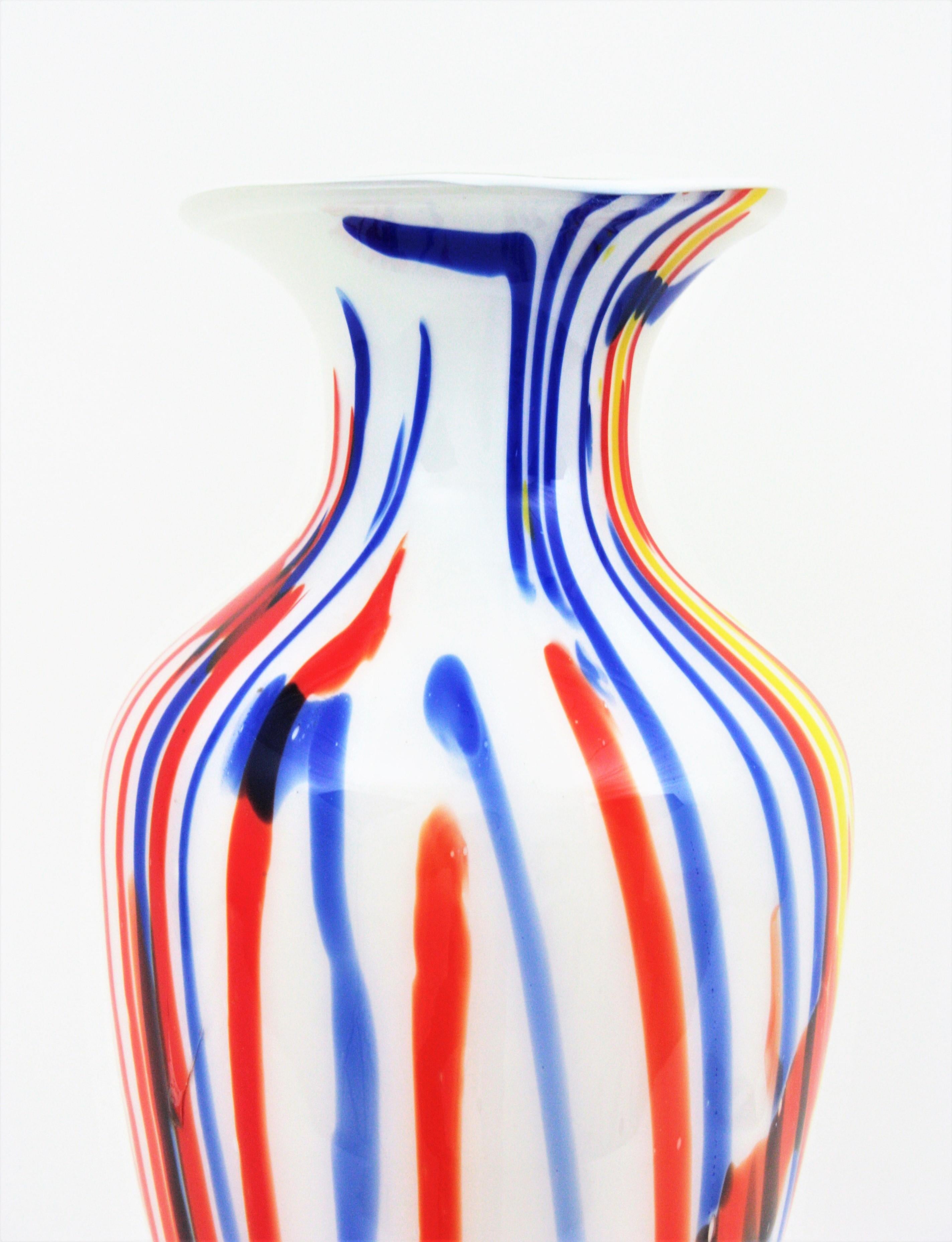 Italienische Vase aus Murano-Kunstglas mit mehrfarbigen Streifen, 1960er Jahre (20. Jahrhundert) im Angebot
