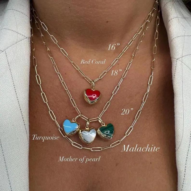 Fabriqués en Italie, ces cœurs gonflés de pierres précieuses sont réalisés en or jaune 14 carats. 
Prix pour un cœur. 
Message Quelle est la couleur du coeur que vous souhaitez.

Colliers et chaînes disponibles 
Message pour photos et