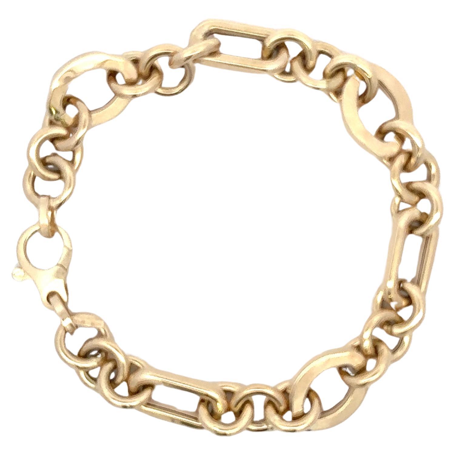 Fabriqué en Italie, ce bracelet en or jaune 14 carats présente trois maillons différents - rond, ovale et en forme de trombone - pour un poids de 9,7 grammes.