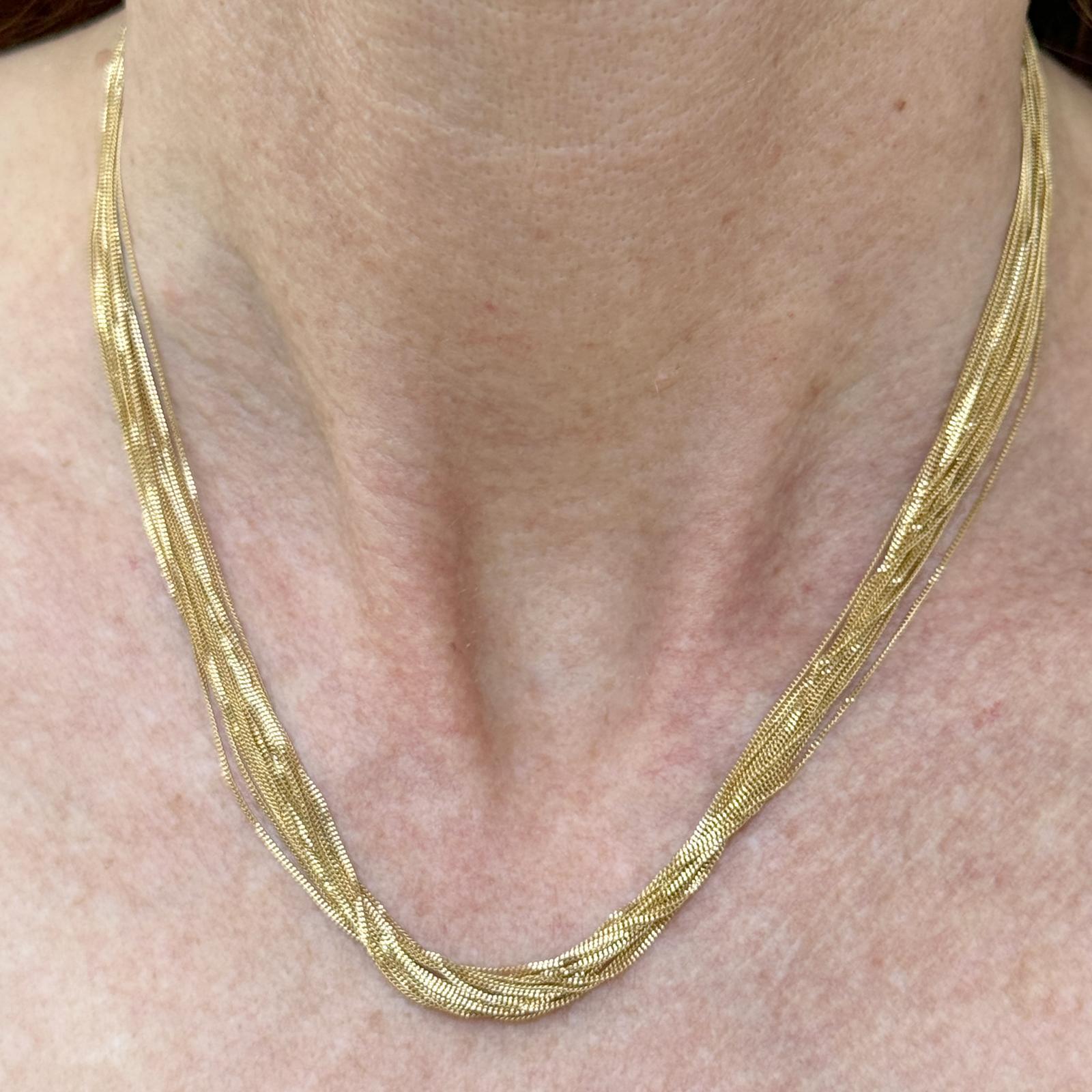 Italienisches, mehrreihiges Collier aus 18 Karat Gelbgold. Die Halskette besteht aus mehreren Gliederketten in einer einzigen Kette. Die Halskette misst 15,5 Zoll in der Länge. Karabiner-Verschluss. Gewicht: 13.9 Gramm.