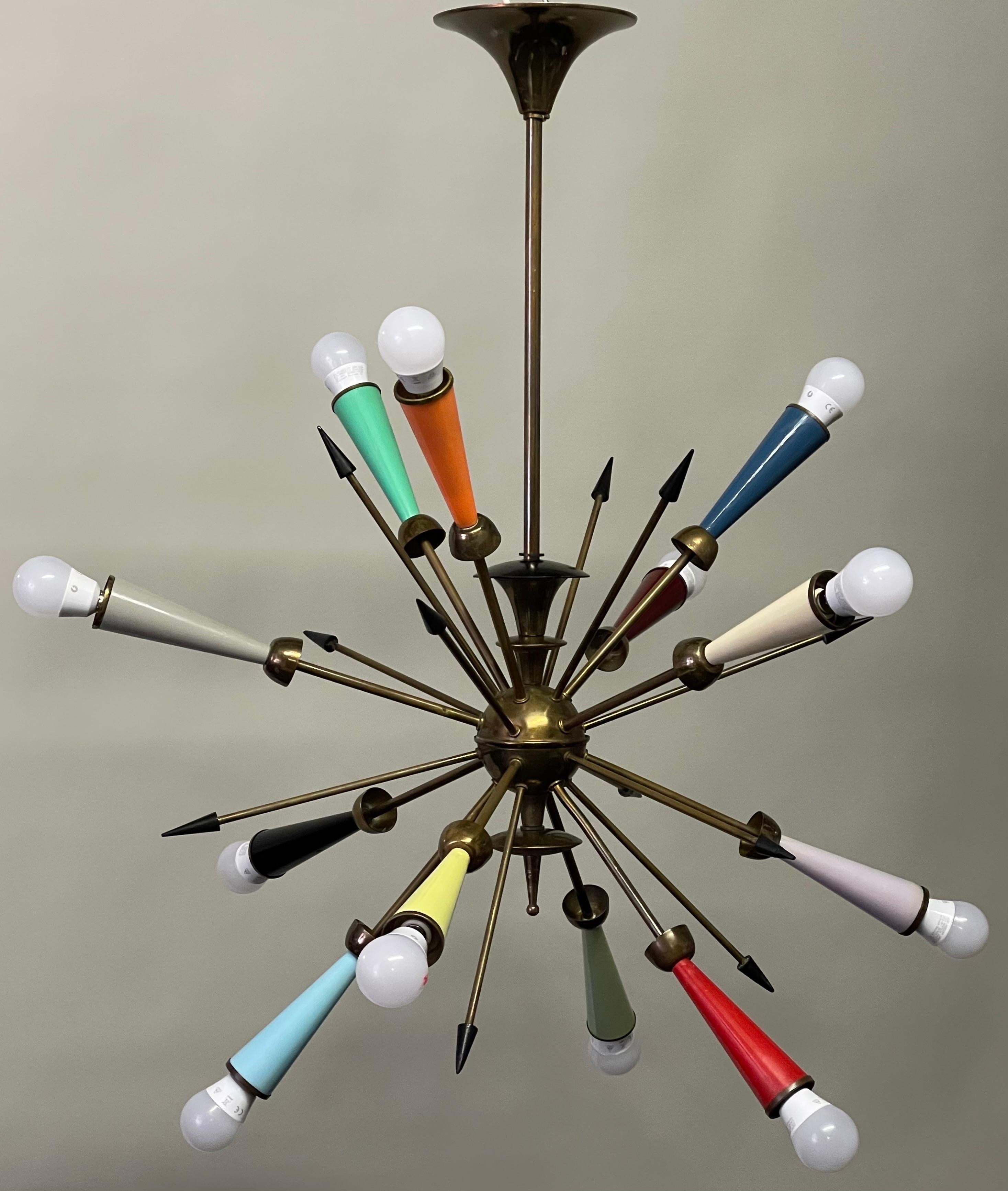 Italienischer Sputnik-Kronleuchter aus mehrfarbigem Messing, ca. 1950er Jahre (Moderne der Mitte des Jahrhunderts) im Angebot