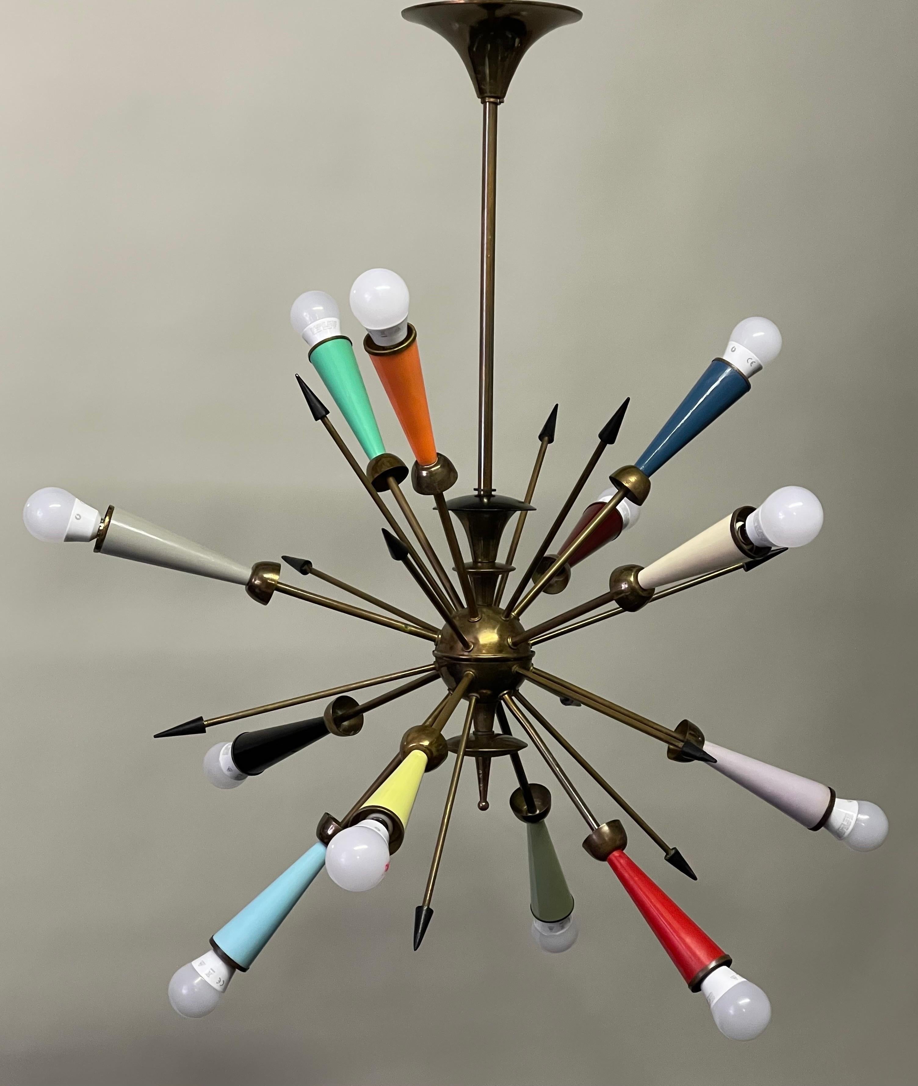 Italienischer Sputnik-Kronleuchter aus mehrfarbigem Messing, ca. 1950er Jahre (Österreichisch) im Angebot