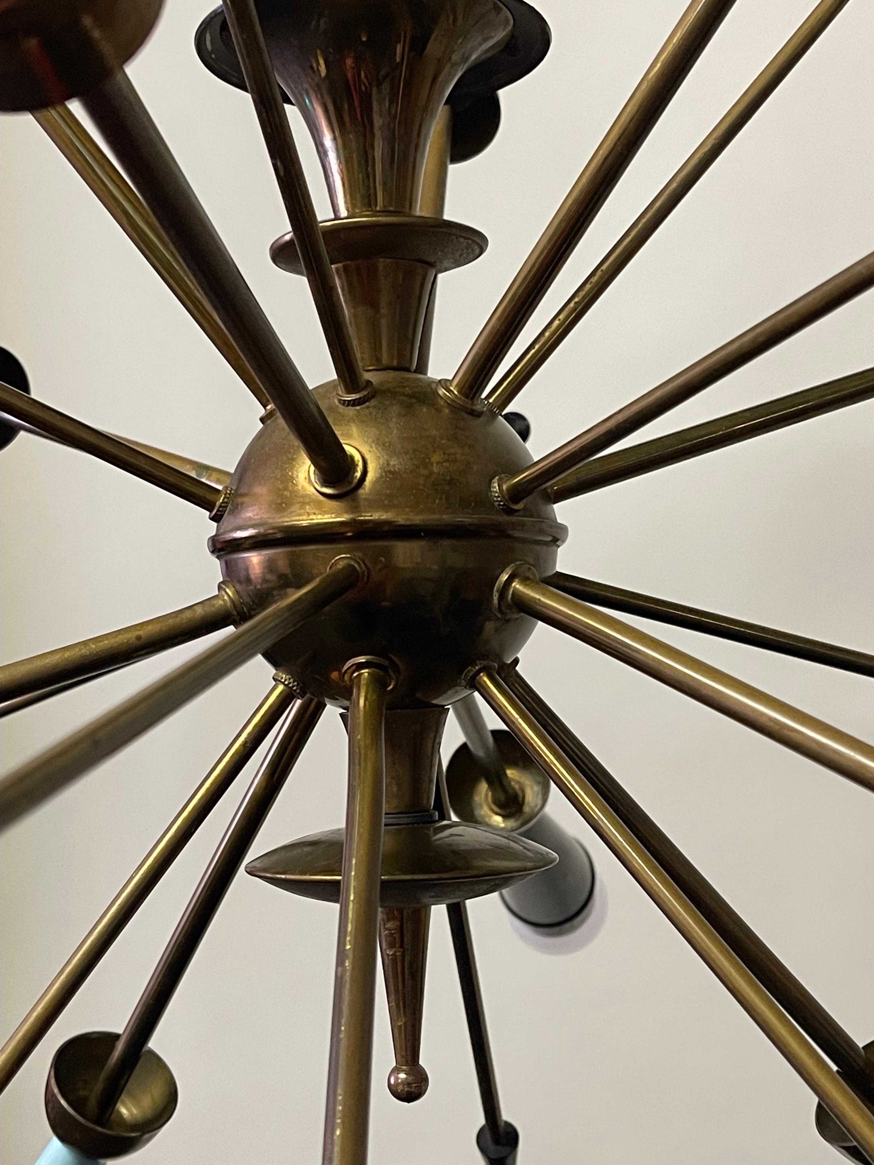 Metà XX secolo Lampadario Sputnik italiano in ottone multicolore, anni '50 circa in vendita