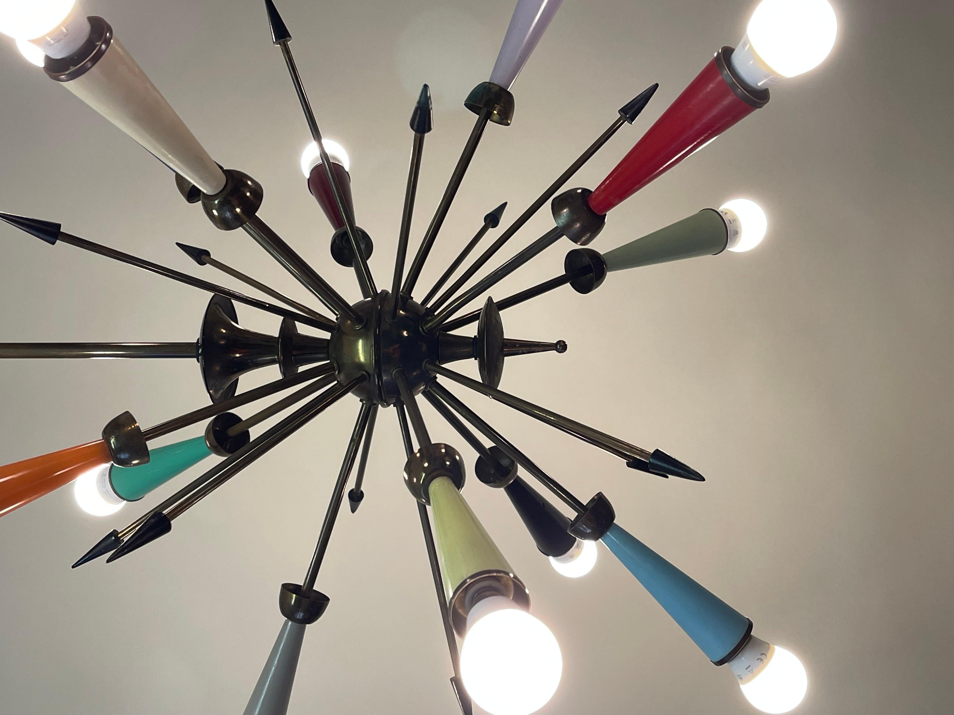 Lampadario Sputnik italiano in ottone multicolore, anni '50 circa in vendita 1