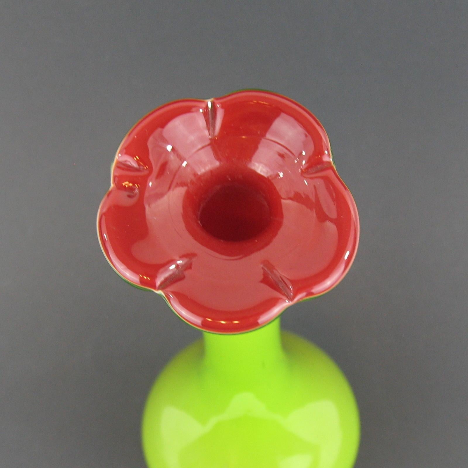 Vase soliflore italien en verre soufflé multicouches avec ouverture en forme de fleur, 1970 en vente 5