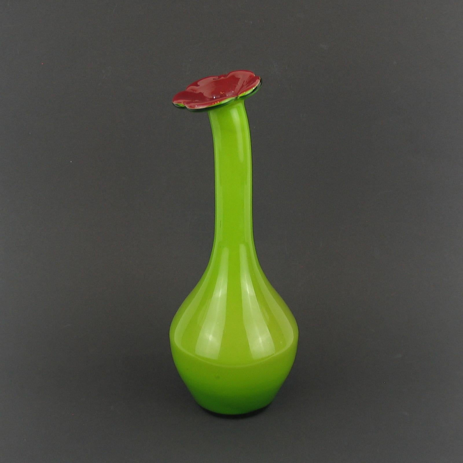 Vase soliflore italien en verre soufflé multicouches avec ouverture en forme de fleur, 1970 Excellent état - En vente à Bochum, NRW