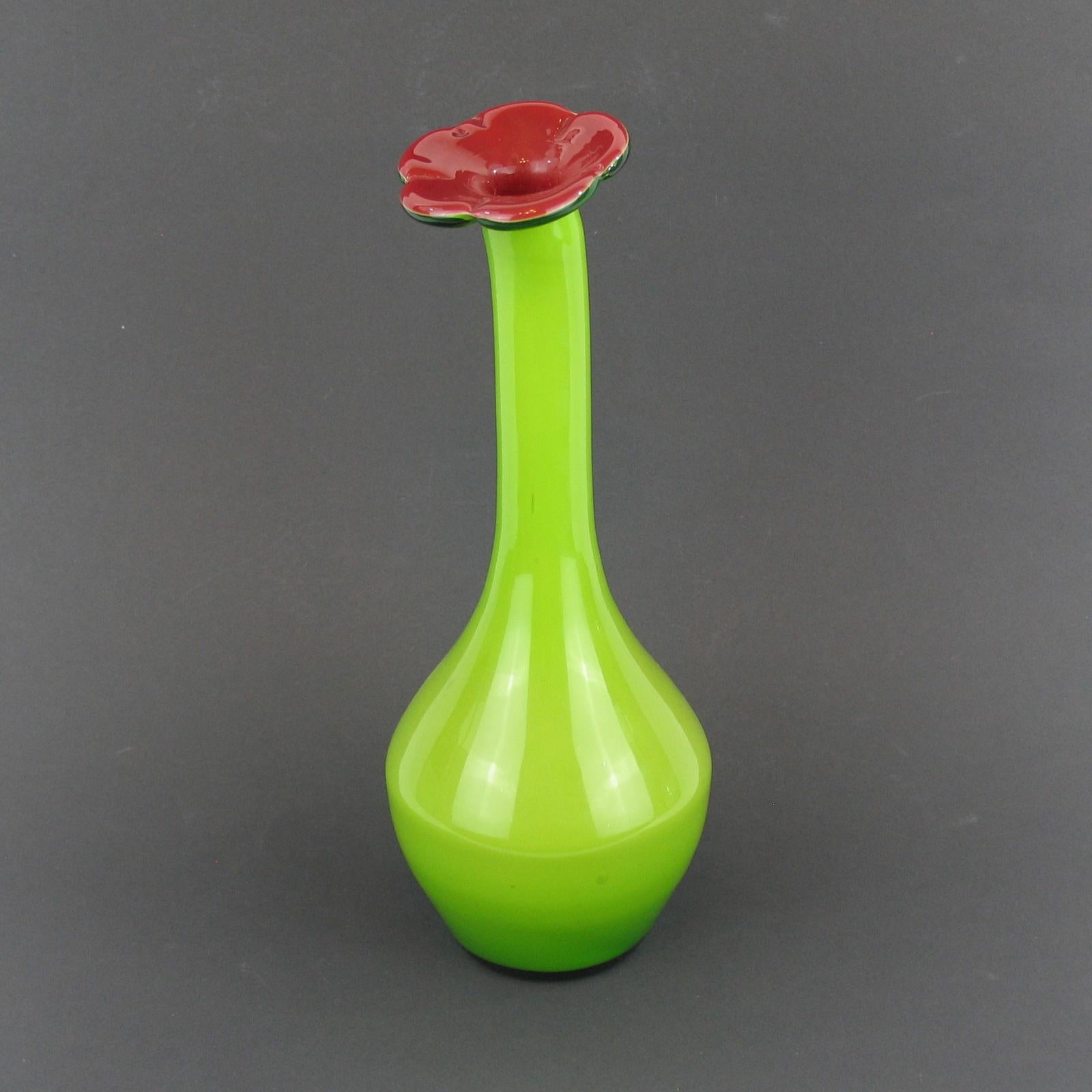 Fin du 20e siècle Vase soliflore italien en verre soufflé multicouches avec ouverture en forme de fleur, 1970 en vente