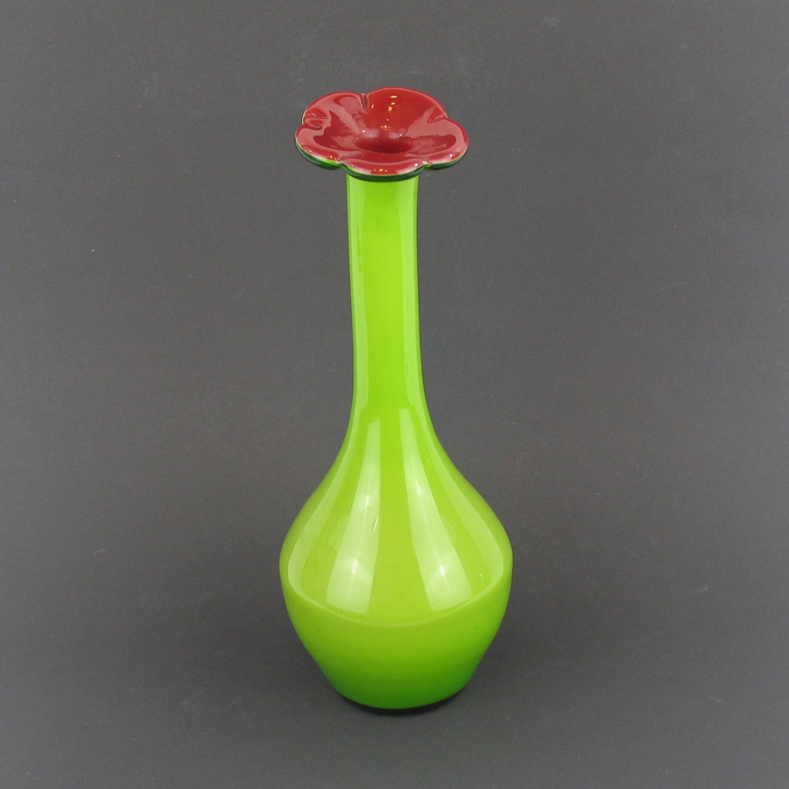 Verre brun Vase soliflore italien en verre soufflé multicouches avec ouverture en forme de fleur, 1970 en vente
