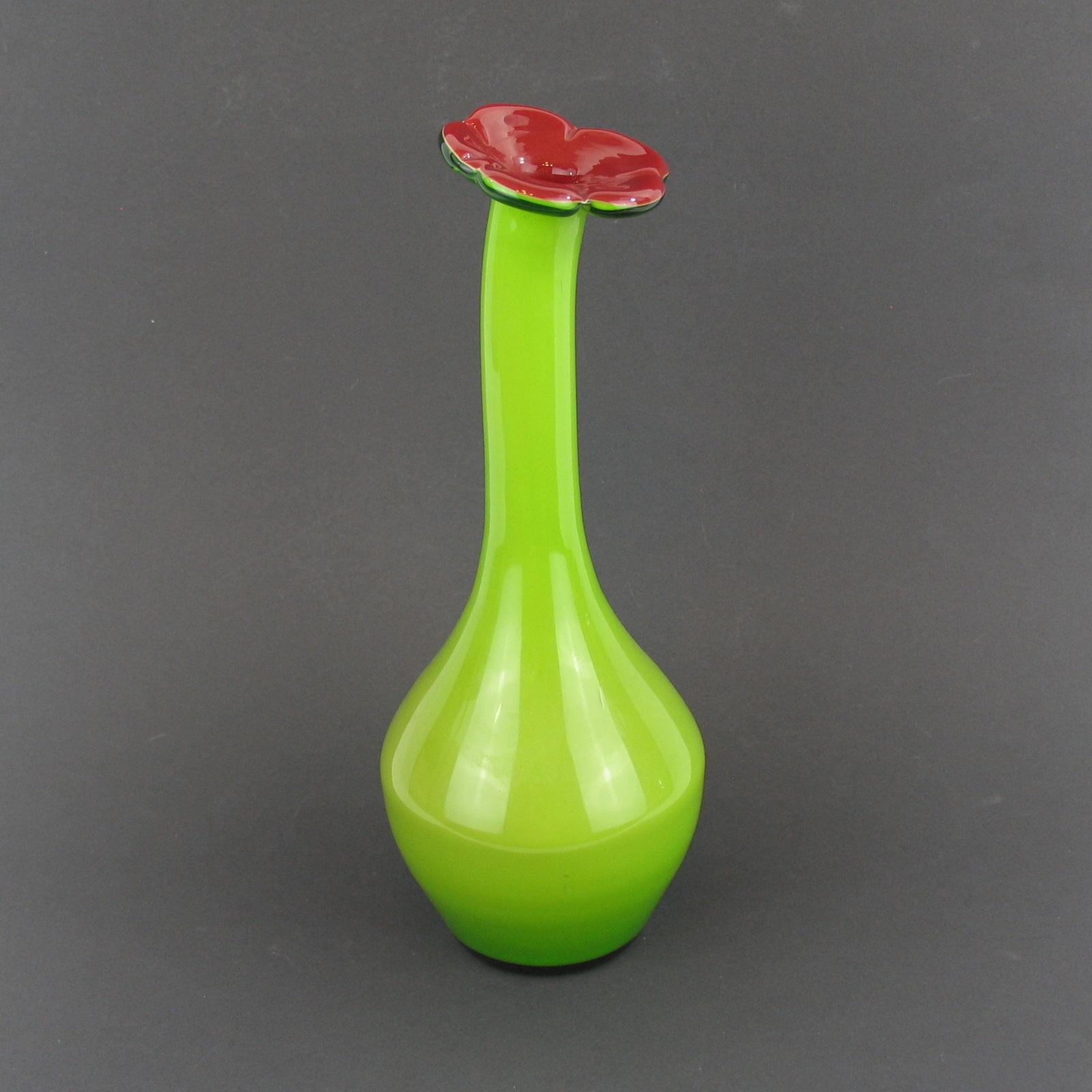 Vase soliflore italien en verre soufflé multicouches avec ouverture en forme de fleur, 1970 en vente 1