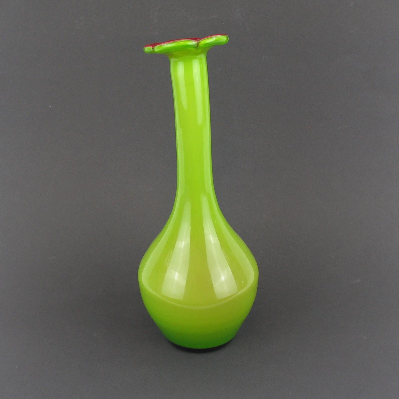 Vase soliflore italien en verre soufflé multicouches avec ouverture en forme de fleur, 1970 en vente 2