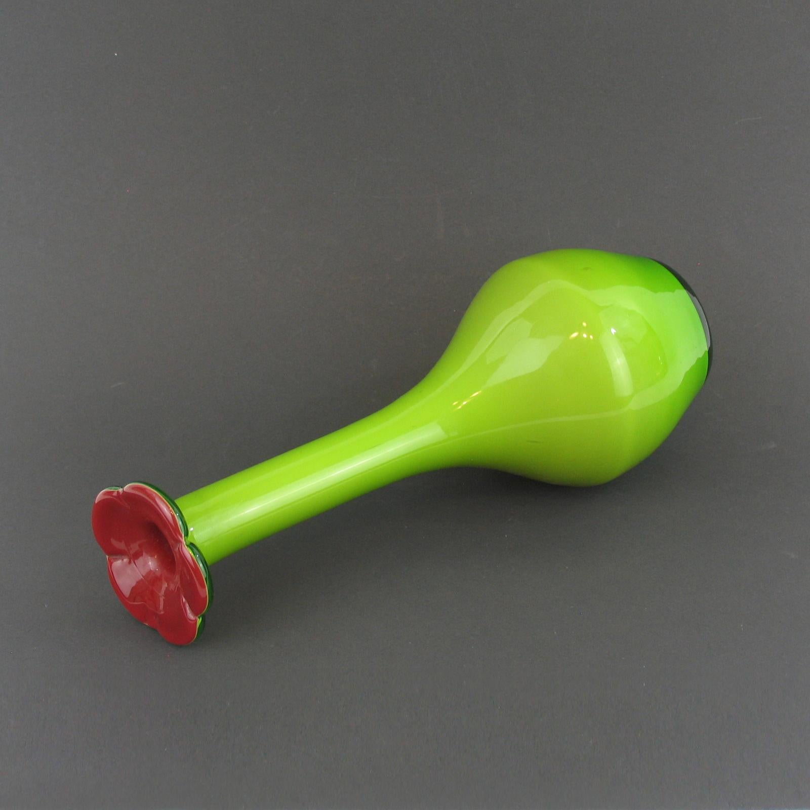 Vase soliflore italien en verre soufflé multicouches avec ouverture en forme de fleur, 1970 en vente 3