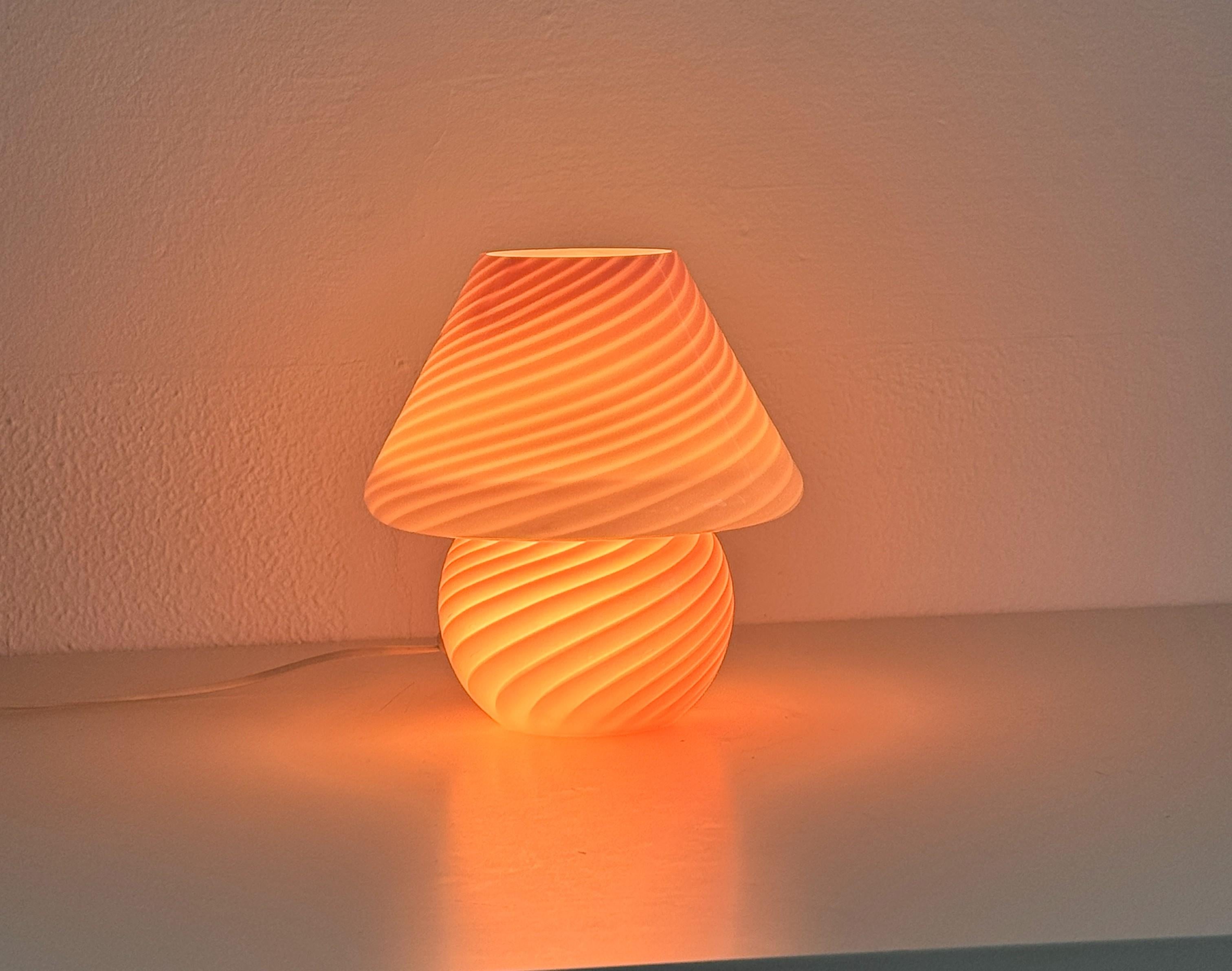 Italian Murano 70s Mushroom Table Lamp in Pink Swirl Glass en venta 3