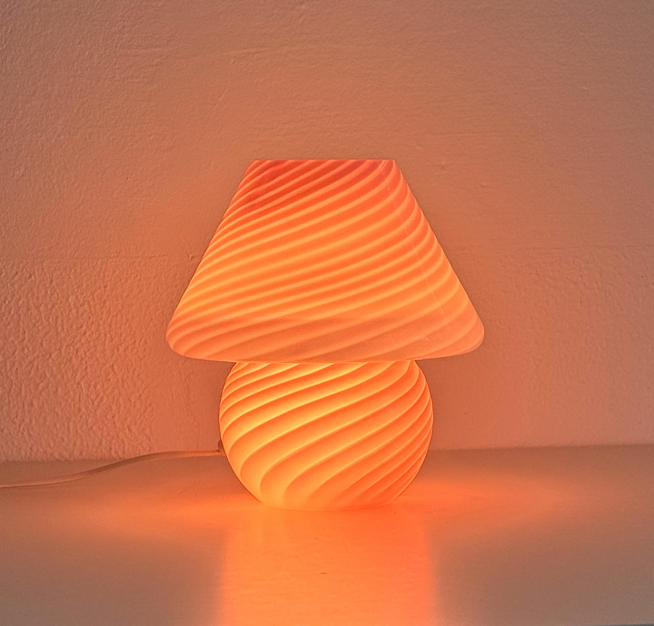 Italian Murano 70s Mushroom Table Lamp in Pink Swirl Glass Moderno de mediados de siglo en venta
