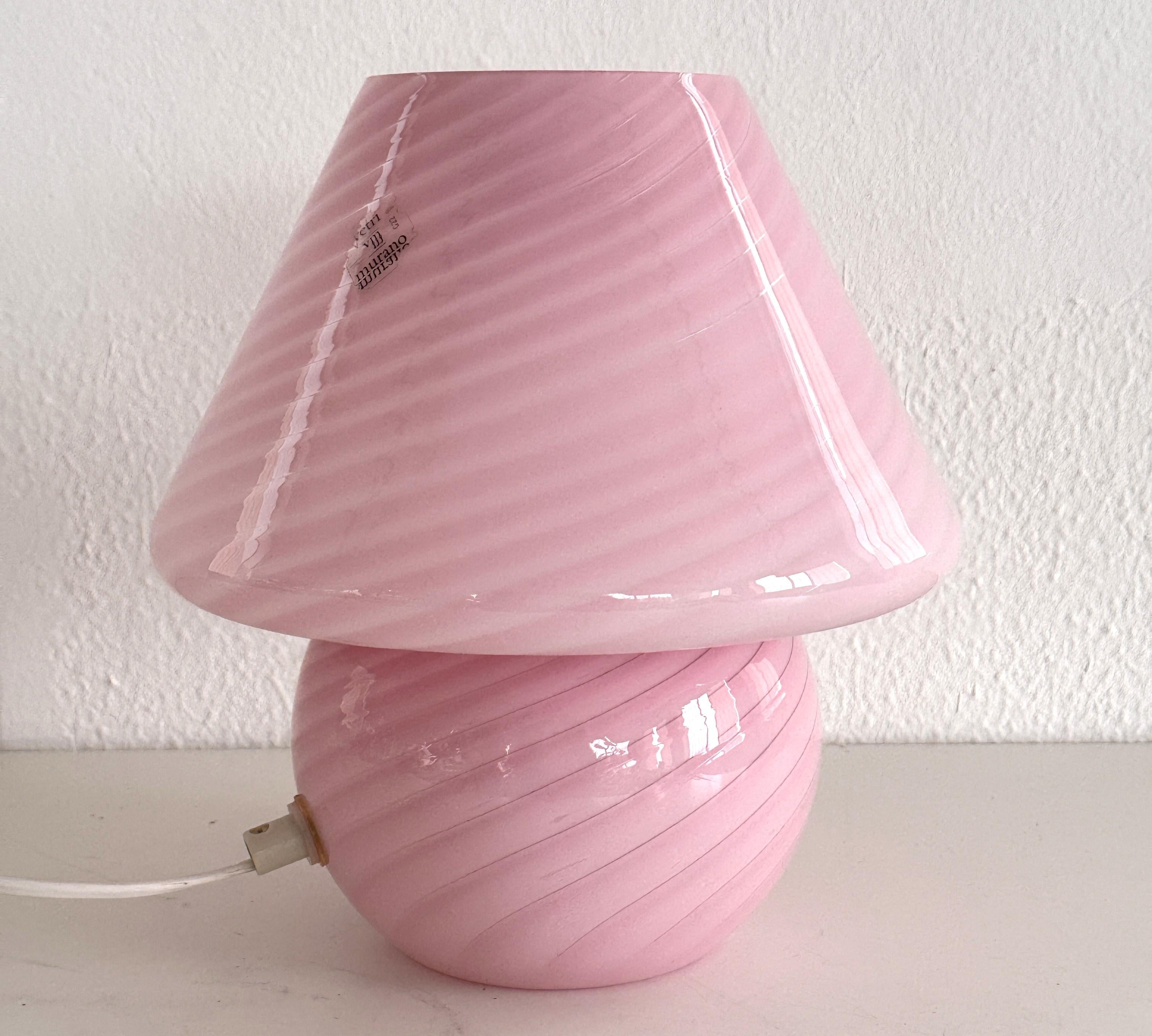 Italian Murano 70s Mushroom Table Lamp in Pink Swirl Glass Hecho a mano en venta