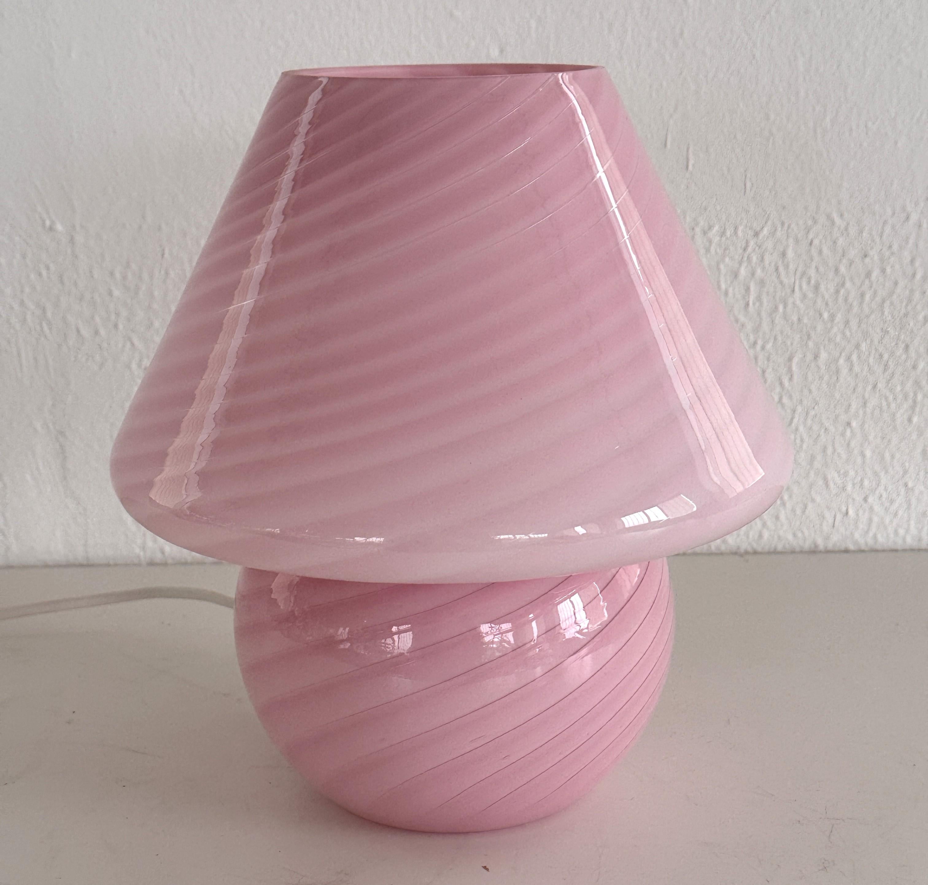 Italian Murano 70s Mushroom Table Lamp in Pink Swirl Glass en Bueno estado para la venta en Morazzone, Varese
