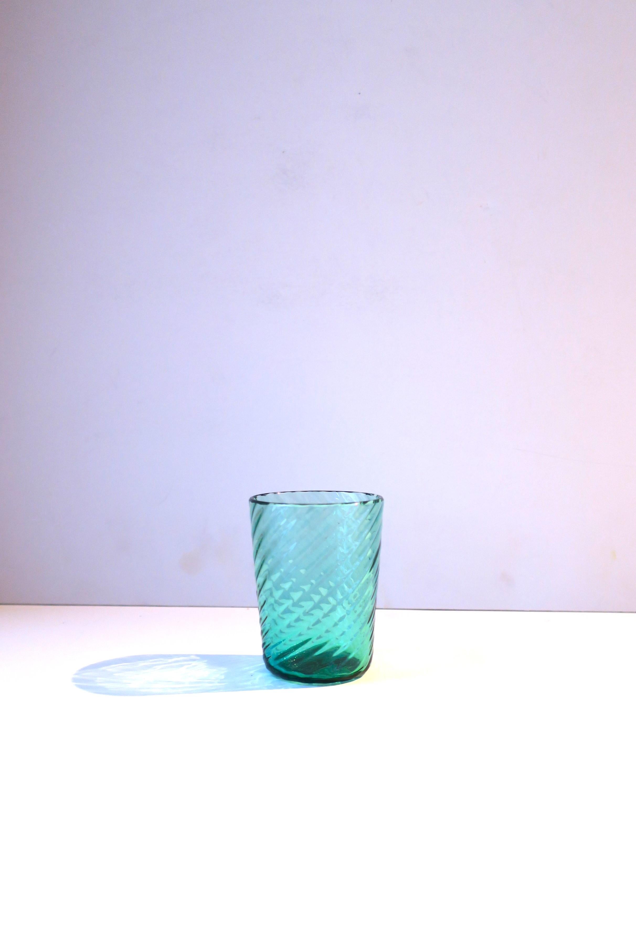 Vase ou récipient cannelé en verre d'art italien Murano Archimede Seguso vert émeraude, vers le milieu du XXe siècle, Italie. Magnifique vase ou verre à boire en verre d'art italien de Murano, cannelé et fabriqué à la main, de couleur vert émeraude.