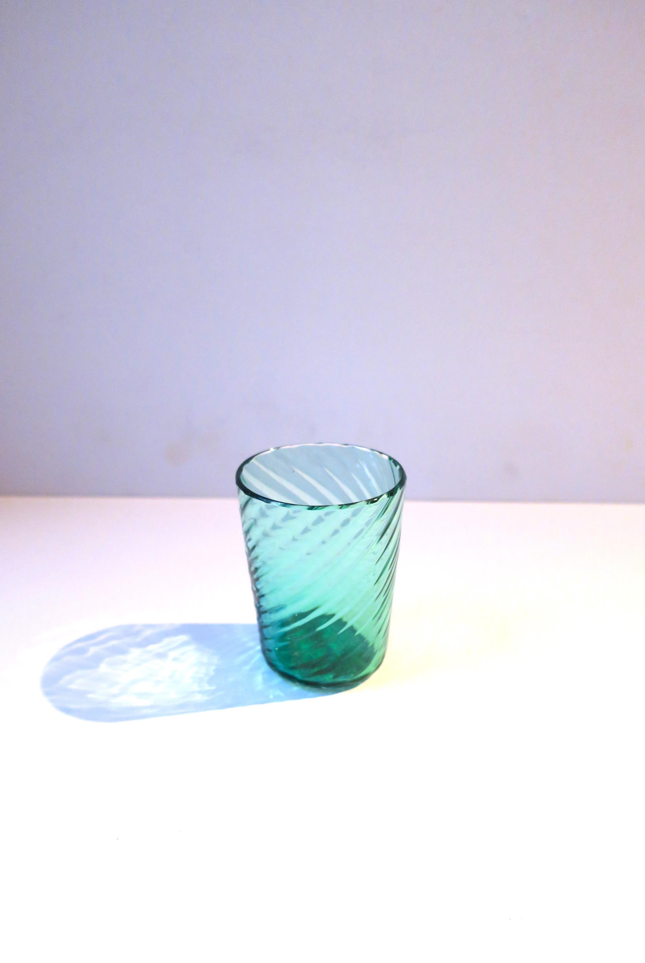 Mid-Century Modern Vase ou récipient en verre cannelé vert émeraude de Murano Achimede Seguso (Italie) en vente