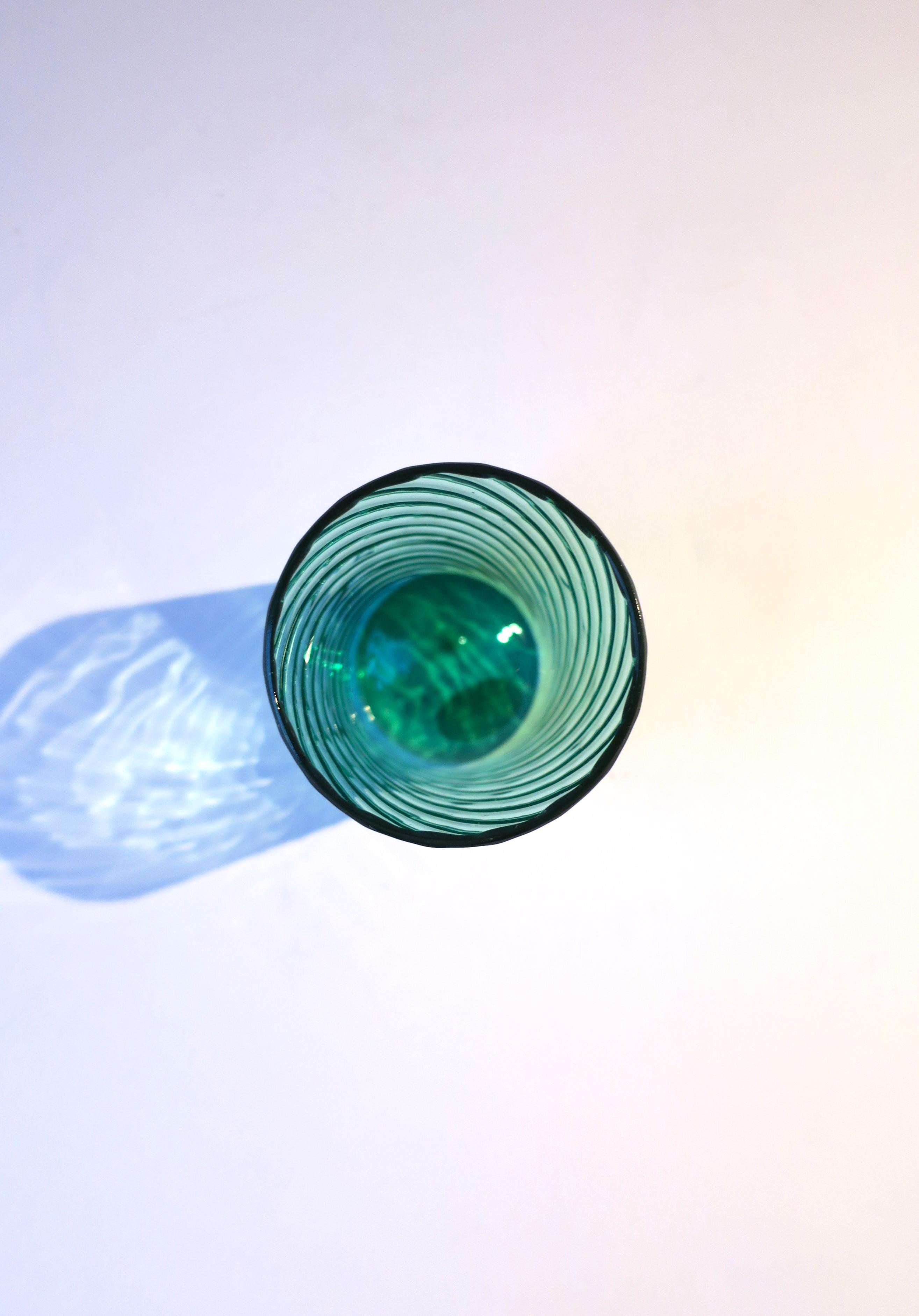 Vase ou récipient en verre cannelé vert émeraude de Murano Achimede Seguso (Italie) Excellent état - En vente à New York, NY